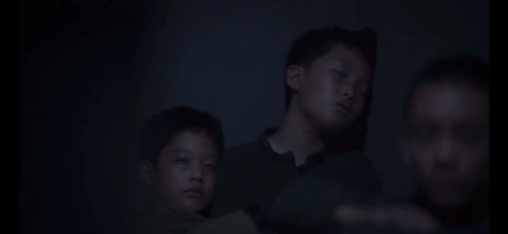 他在故事开头阻挡孩子必死的结局 当所有人都已经麻木的时候，909仍保有一丝良知，