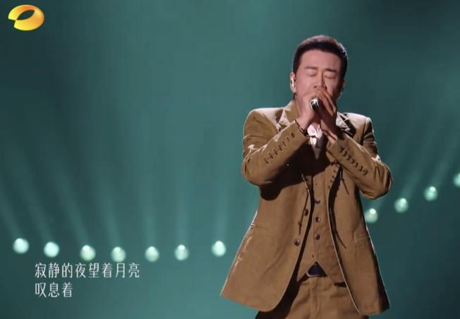 杨坤歌手舞台上一开场就跑调跑到国外去了啊！

其实他实力不错的，咋上歌手舞台上，