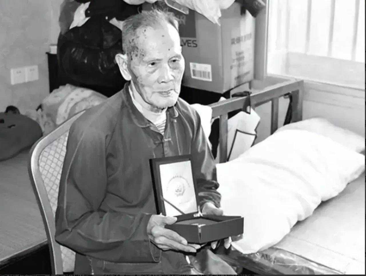 1941年，少尉排长深夜，潜伏在水中，到长江布雷，突然左臂被咬一口传来钻心剧痛，