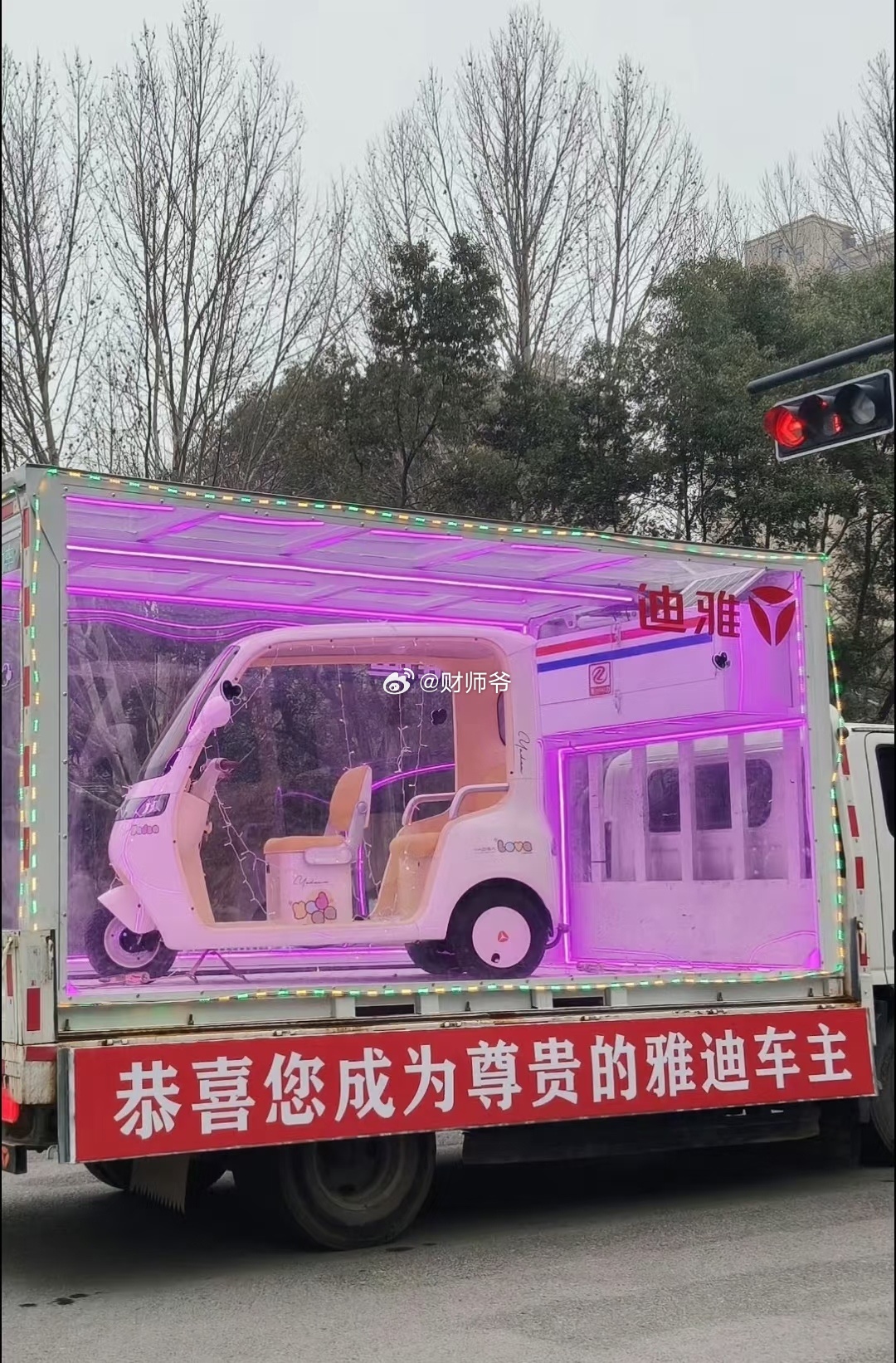 安徽颍上县的雅迪“三蹦子”4S店出圈了。