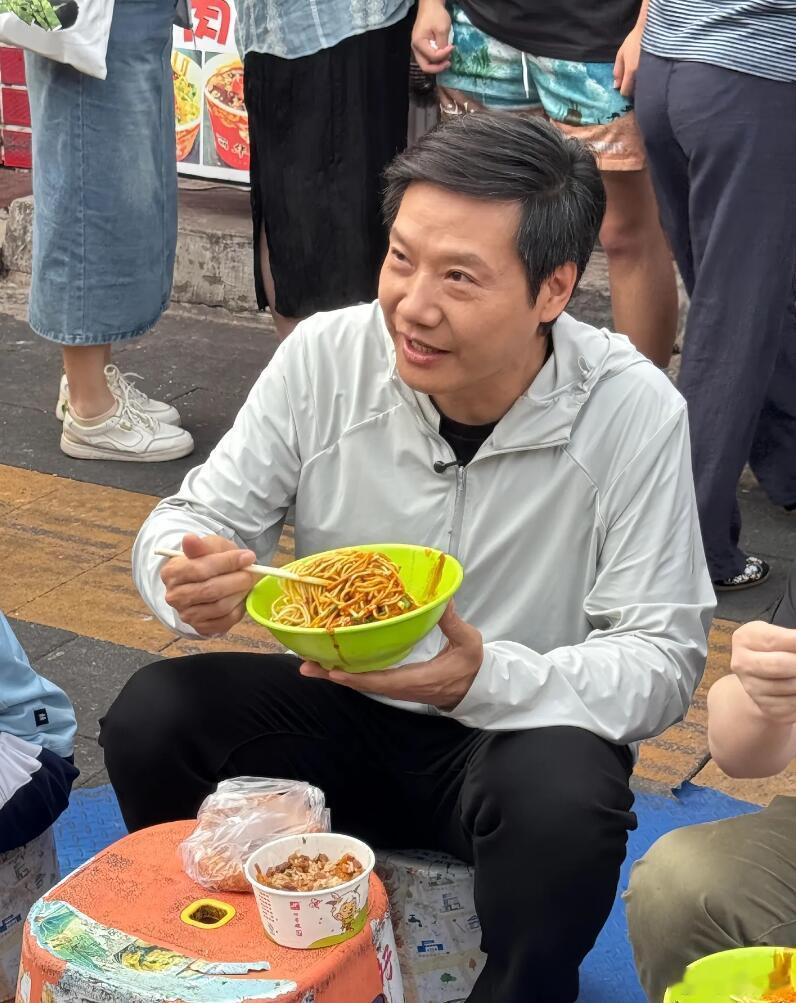雷军又搞事情了，在武汉街头过早，引来不少人围观。有人吐槽“他又致敬黄仁勋了”，我