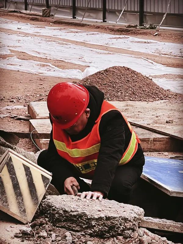 河南51岁工地大叔8年狂考20本证书，“不吃学习的苦，就要吃生活的苦”，从日薪1