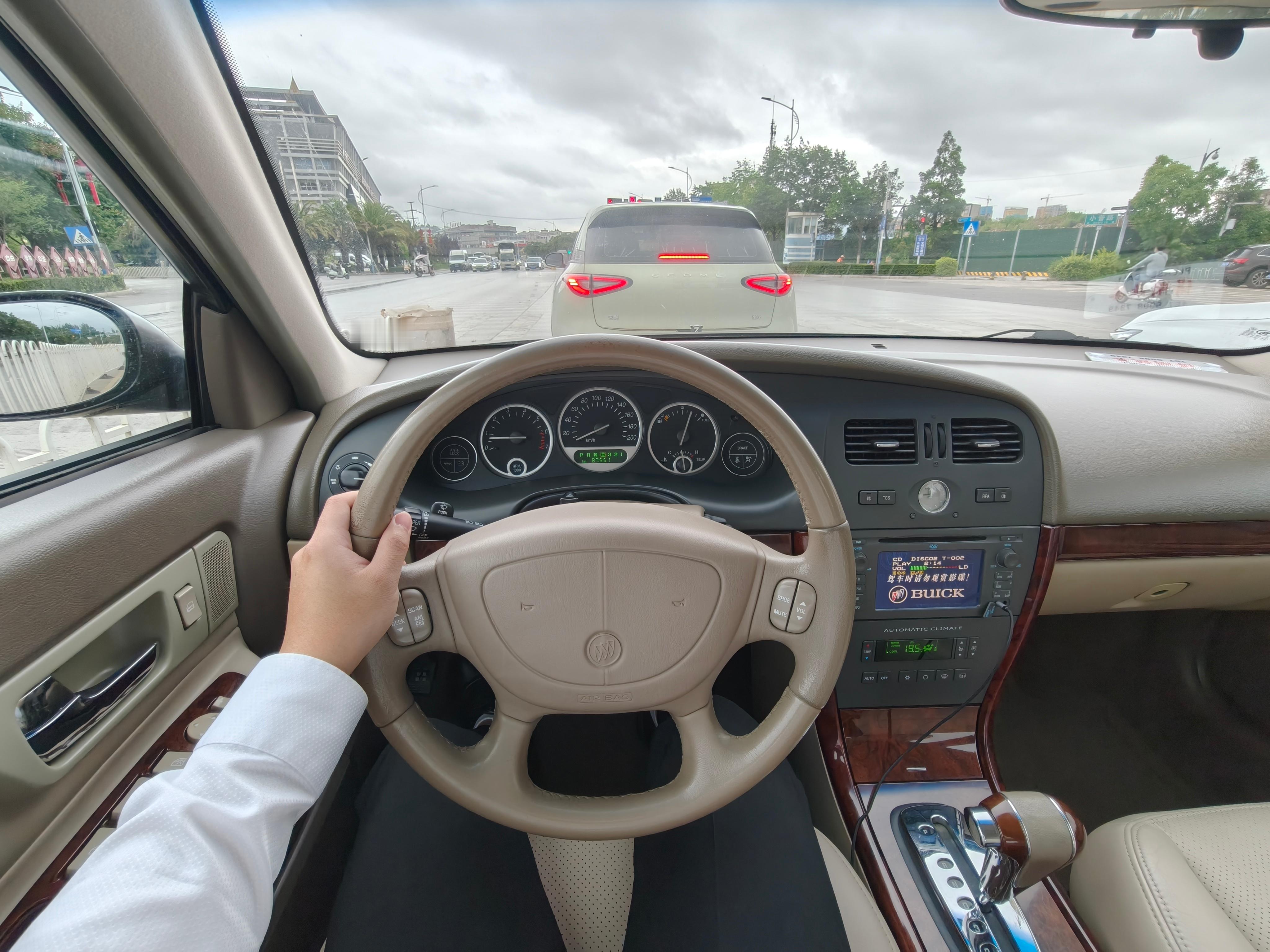 周五下班，从一台很正经的3.0 V6换成另一台不那么正经的3.0 V6，着装也是