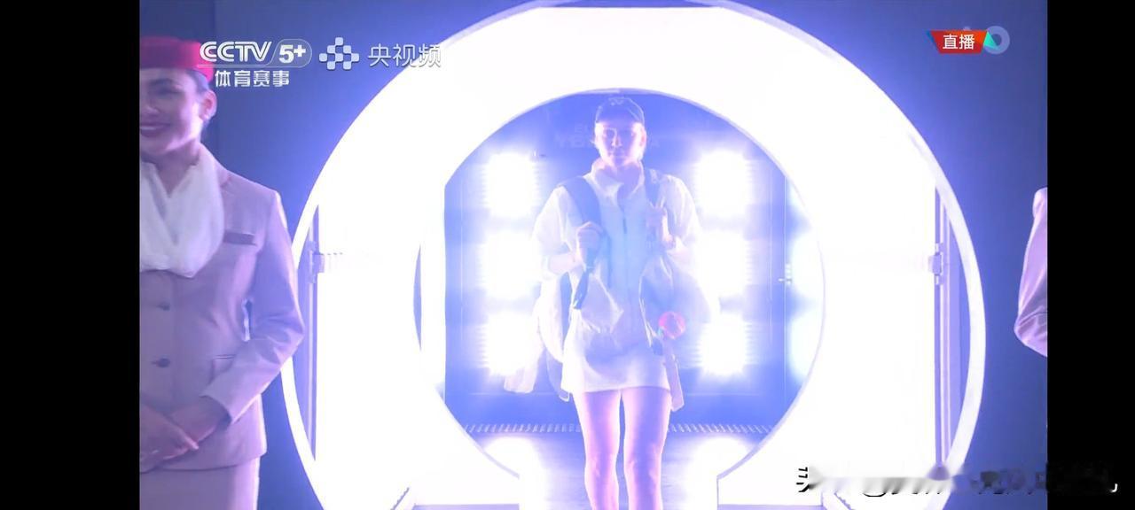 光芒万丈，莱巴金娜你就是那道光！



6:3/7:6，澳网第二场女单半决赛鸣金