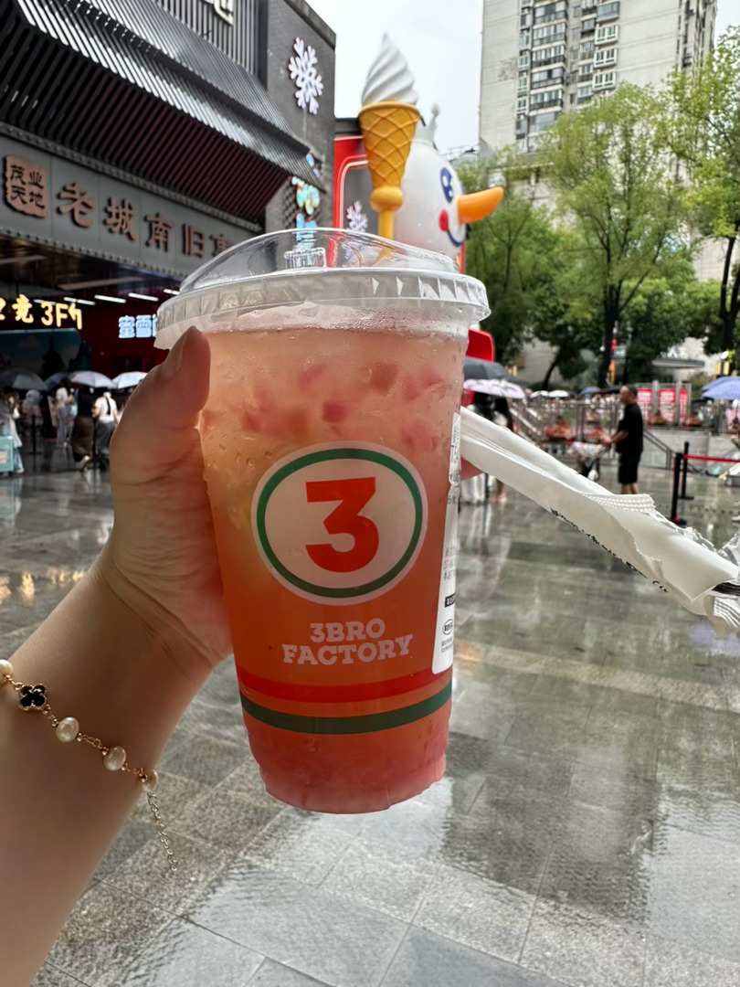 蜜雪冰城旗舰店太夸张了，门口排长队先带着两个小朋友喝点马伍旺 