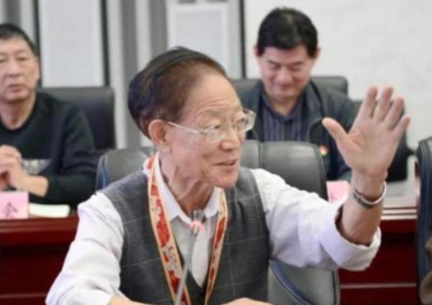 "我老了，不需要那么多钱。"2020年，一生抠门的大学教授王泽霖，却大手一挥捐出