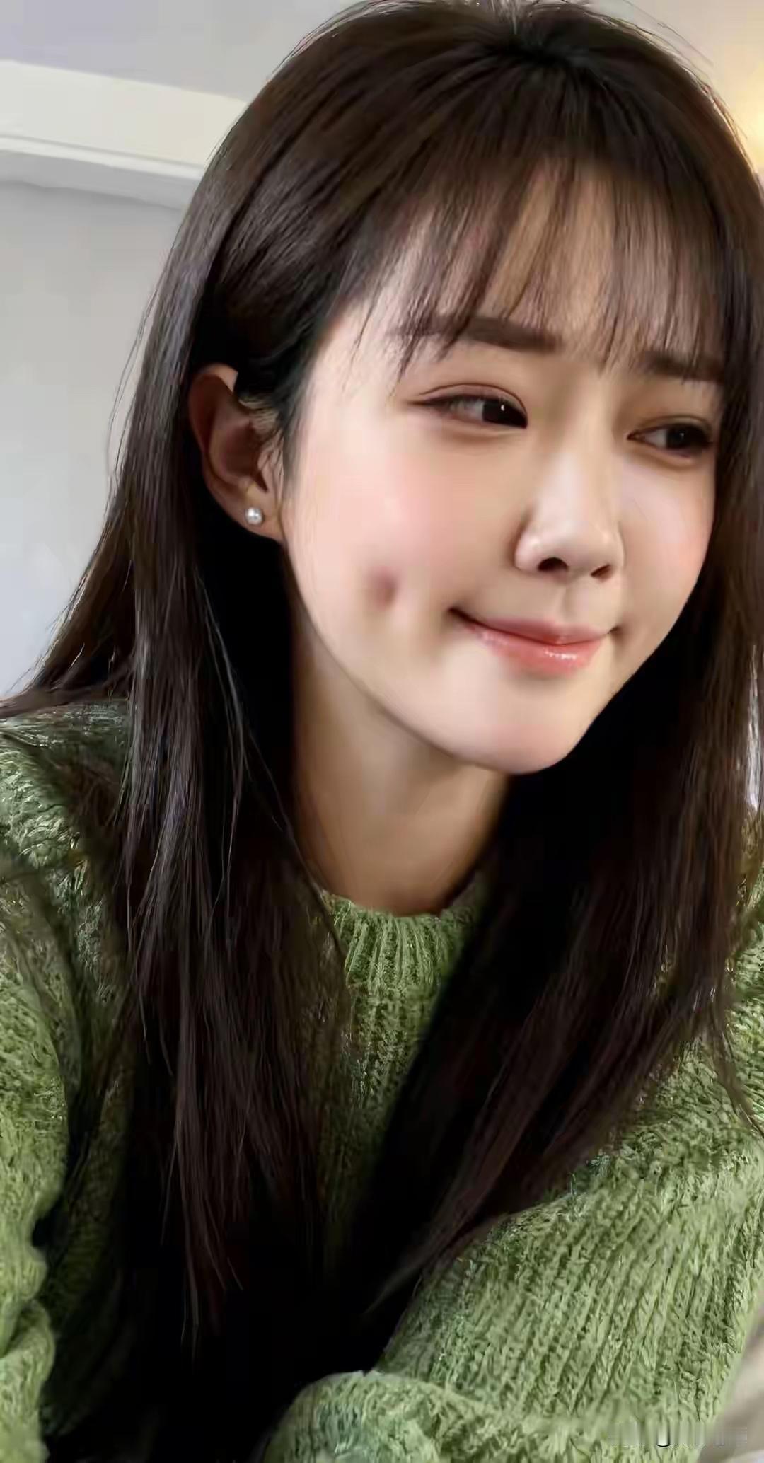 女孩子脸上有酒窝，笑起来真好看，是不是特别有福气，小酒窝长睫毛 迷人的无可救药小