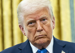 #特朗普怂恿各国买美油或去霍尔木兹抢油# 【特朗普鼓吹：买美油，或者去霍尔木兹海