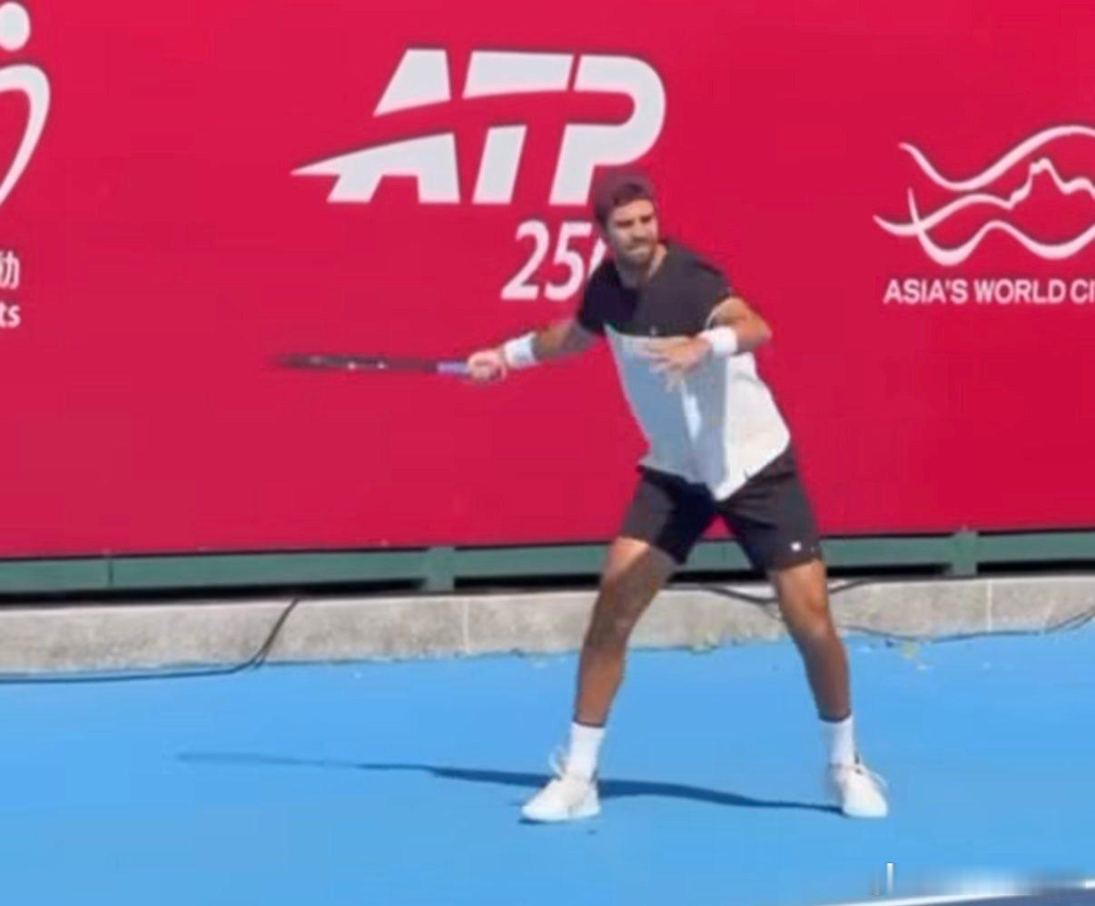 两则赞助商变动：卡恰诺夫离开了钩子，现在在香港赛已经看到他穿着威尔逊。利斯离开了