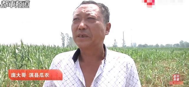 河南，一大妈骑三轮车偷西瓜，被瓜农发现后，大妈慌不择路逃跑时摔倒，伤到了膝盖，竟