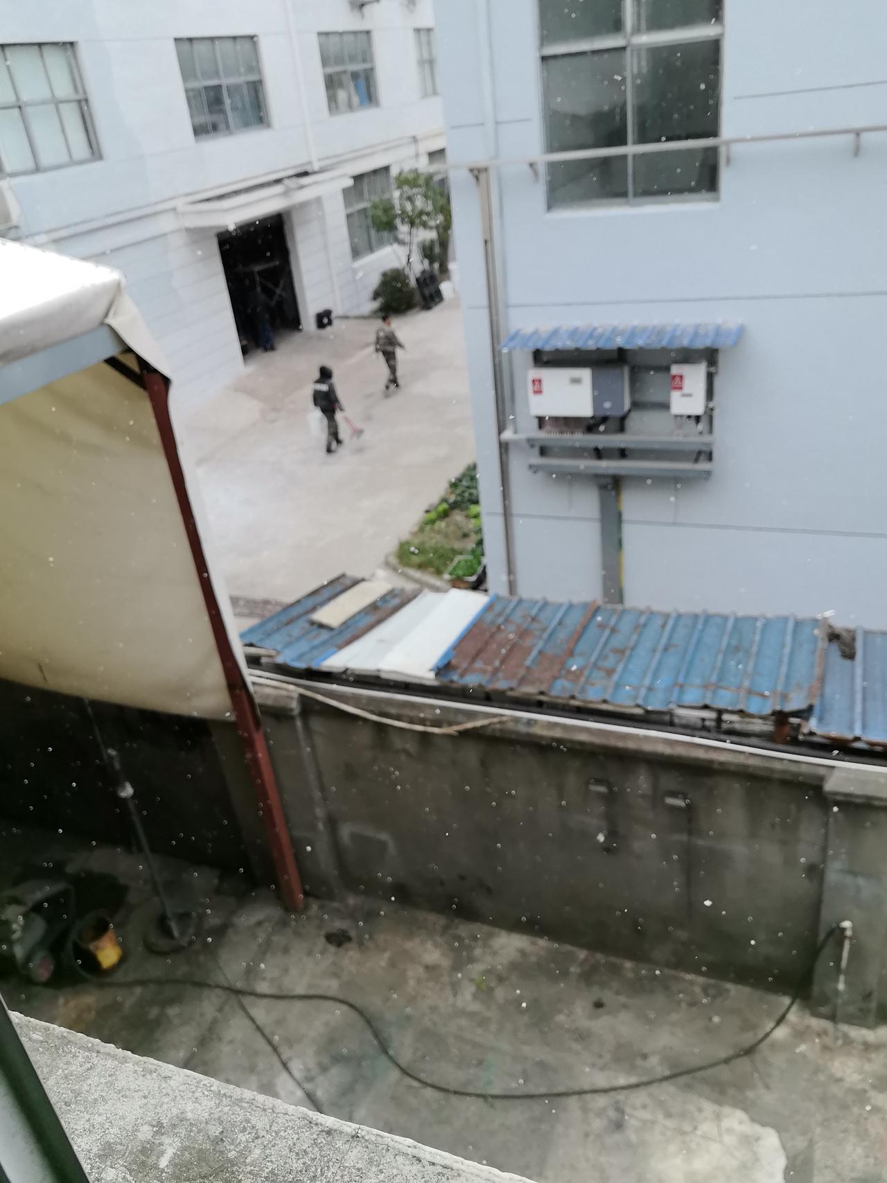 你认为年味越来越淡的原因是什么一，是各地禁止放烟花爆竹，二是，现在的年轻人亲情淡