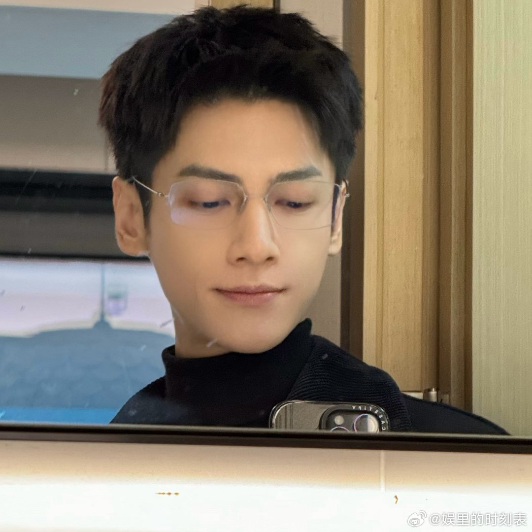 罗云熙江奇霖站哥界来了个魔丸 站哥罗云熙的魔丸式抓拍，笑翻《剥茧》片场！对着江奇