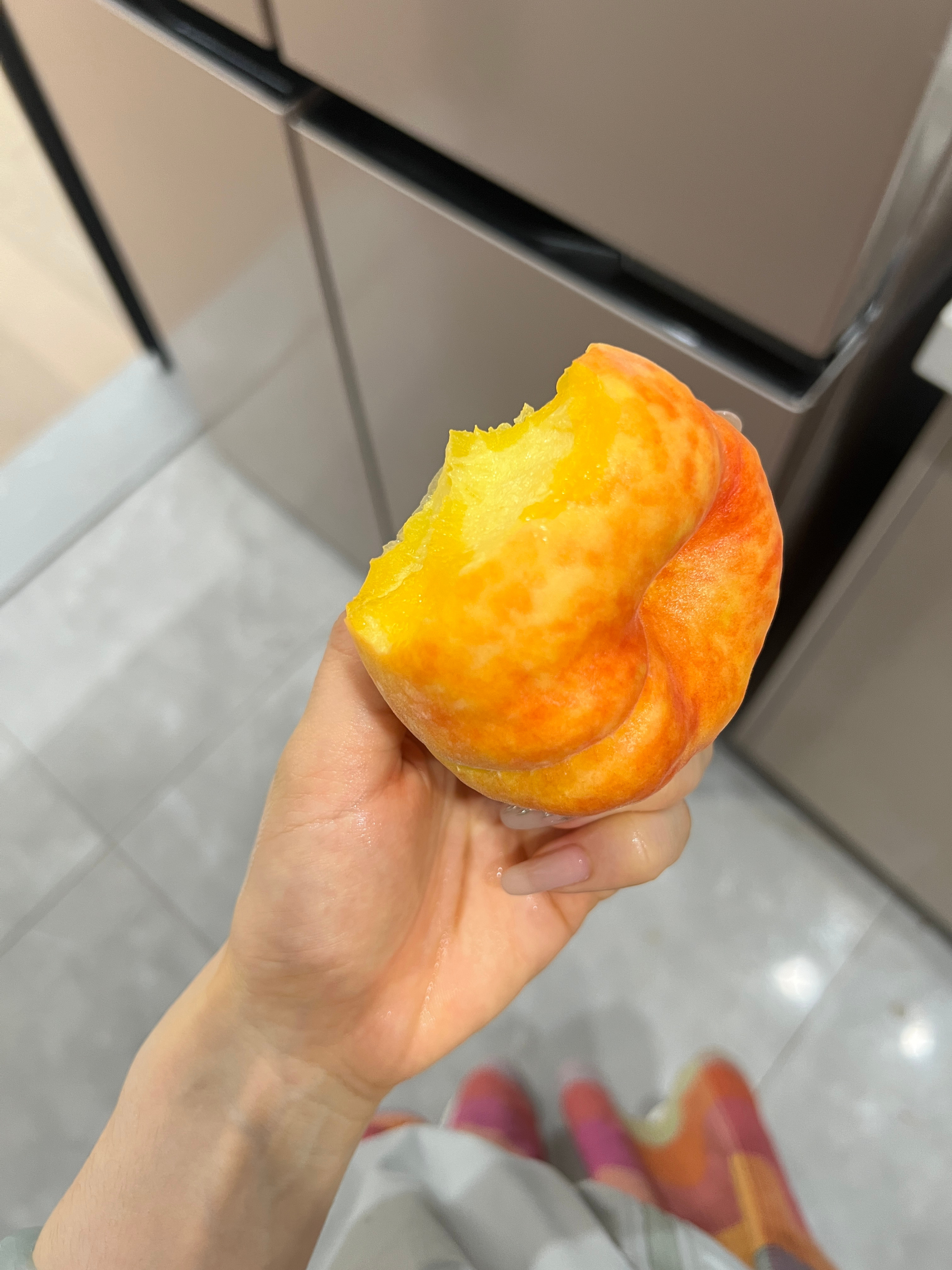 晚上买水果 遇到个特别漂亮的女生有多漂亮呢 想把她介绍给弟弟的程度白 双眼皮 眼
