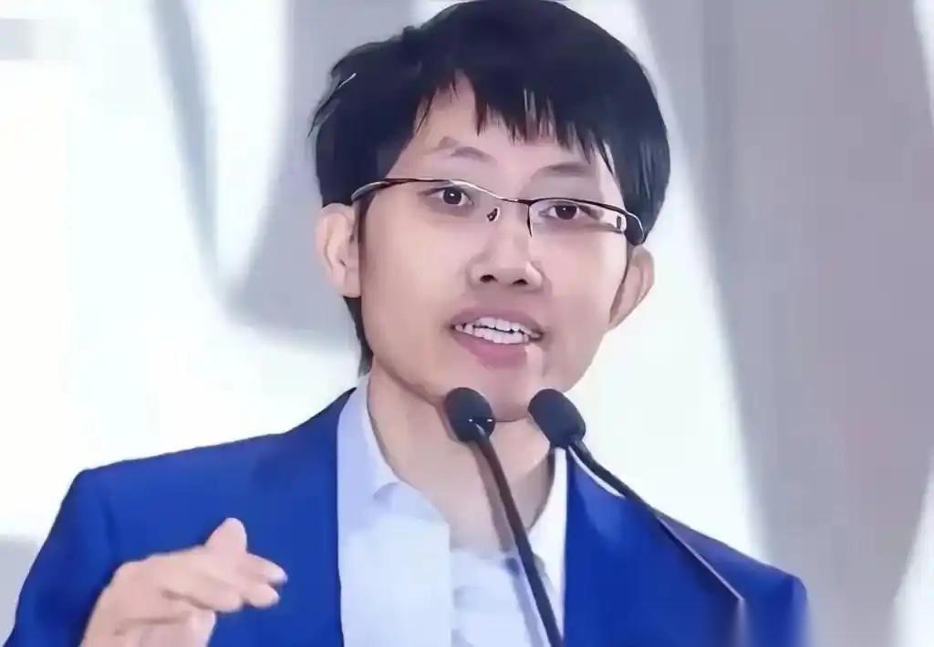 [浮云]不知道大家有没有注意到，去年年初红得发紫的Deepseek和梁文峰，现在