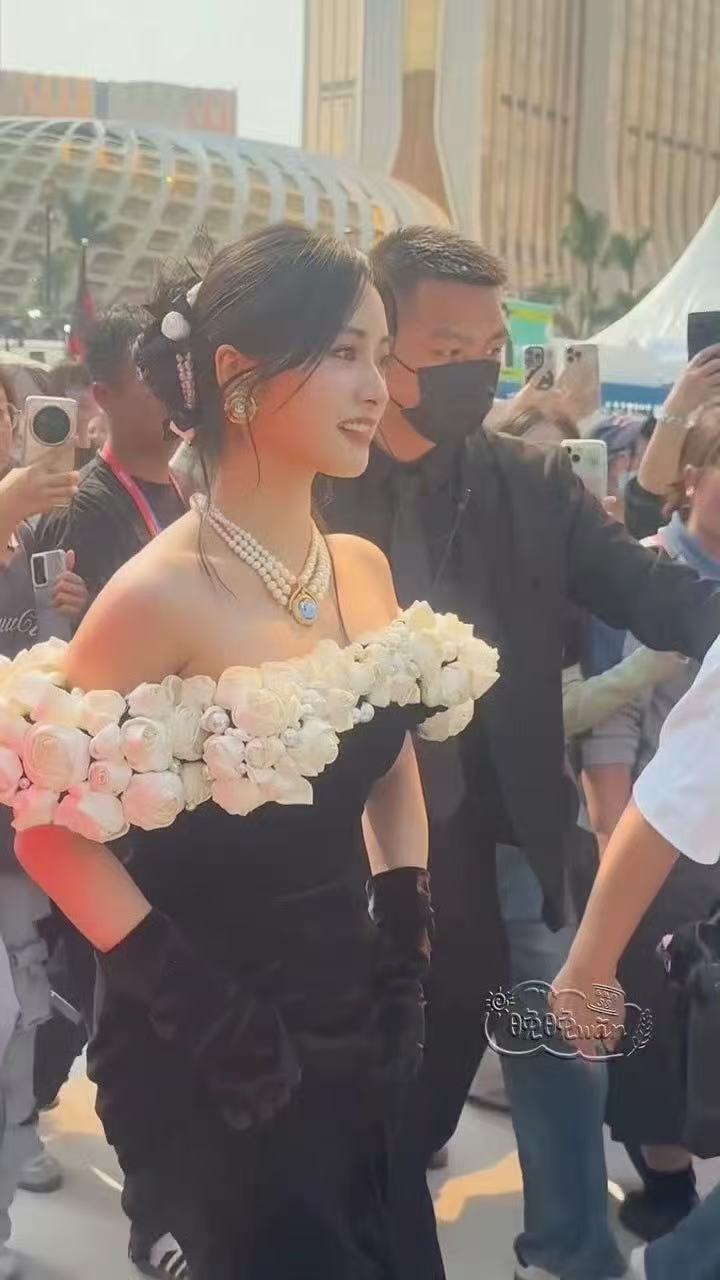 沈月沈月花朵黑裙沈月尖叫之夜路透美得好温柔啊月月 