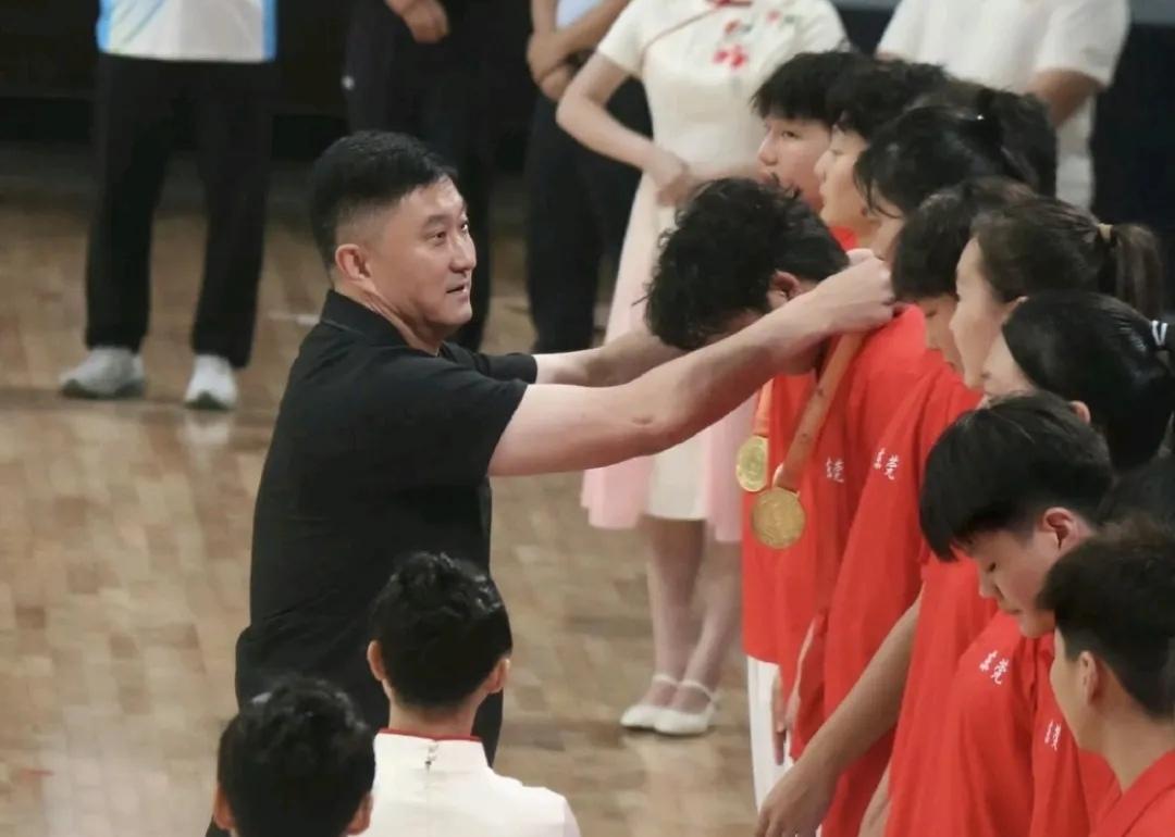 全胜登顶！杜锋现场见证东莞女篮斩获甲组冠军
 
东莞女篮在赛事当中展现出众实力，