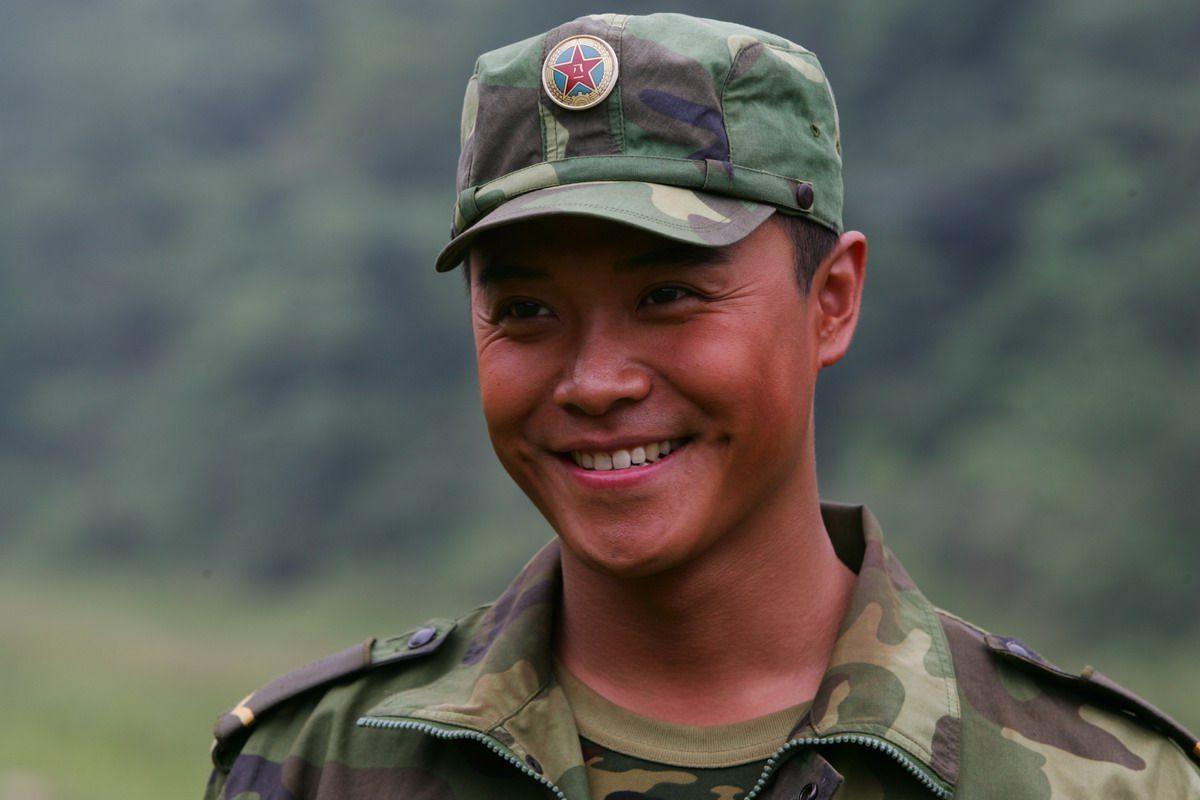 士兵突击最戳心的泥地选拔：三个男人，三种人生，看懂才懂什么是兵魂
同一片泥泞沼泽