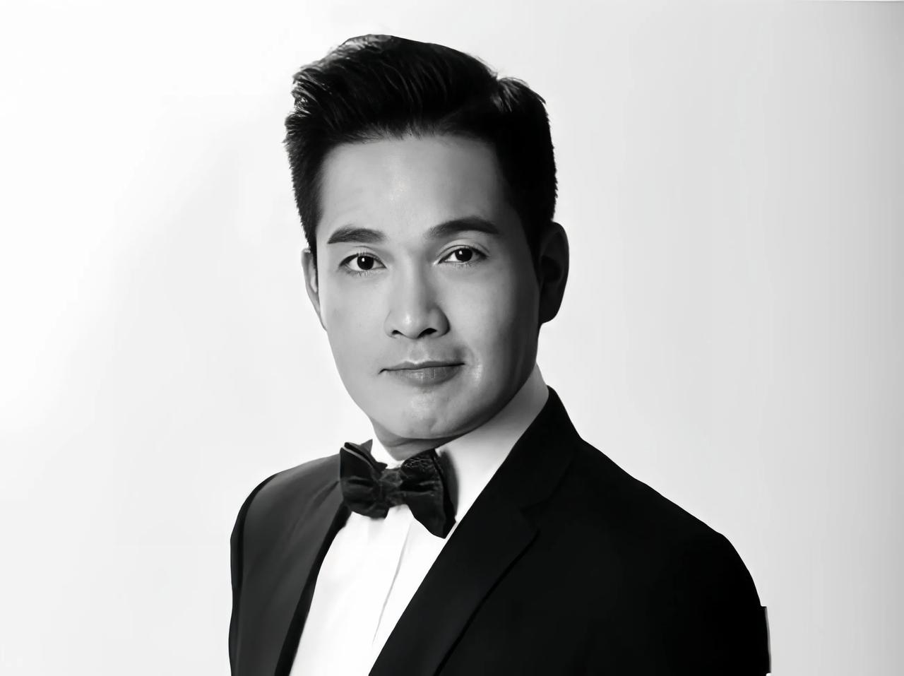 56岁的郑启泰突然去世，此前他才向女友求婚成功，令人惋惜。
郑启泰是一位资深的香