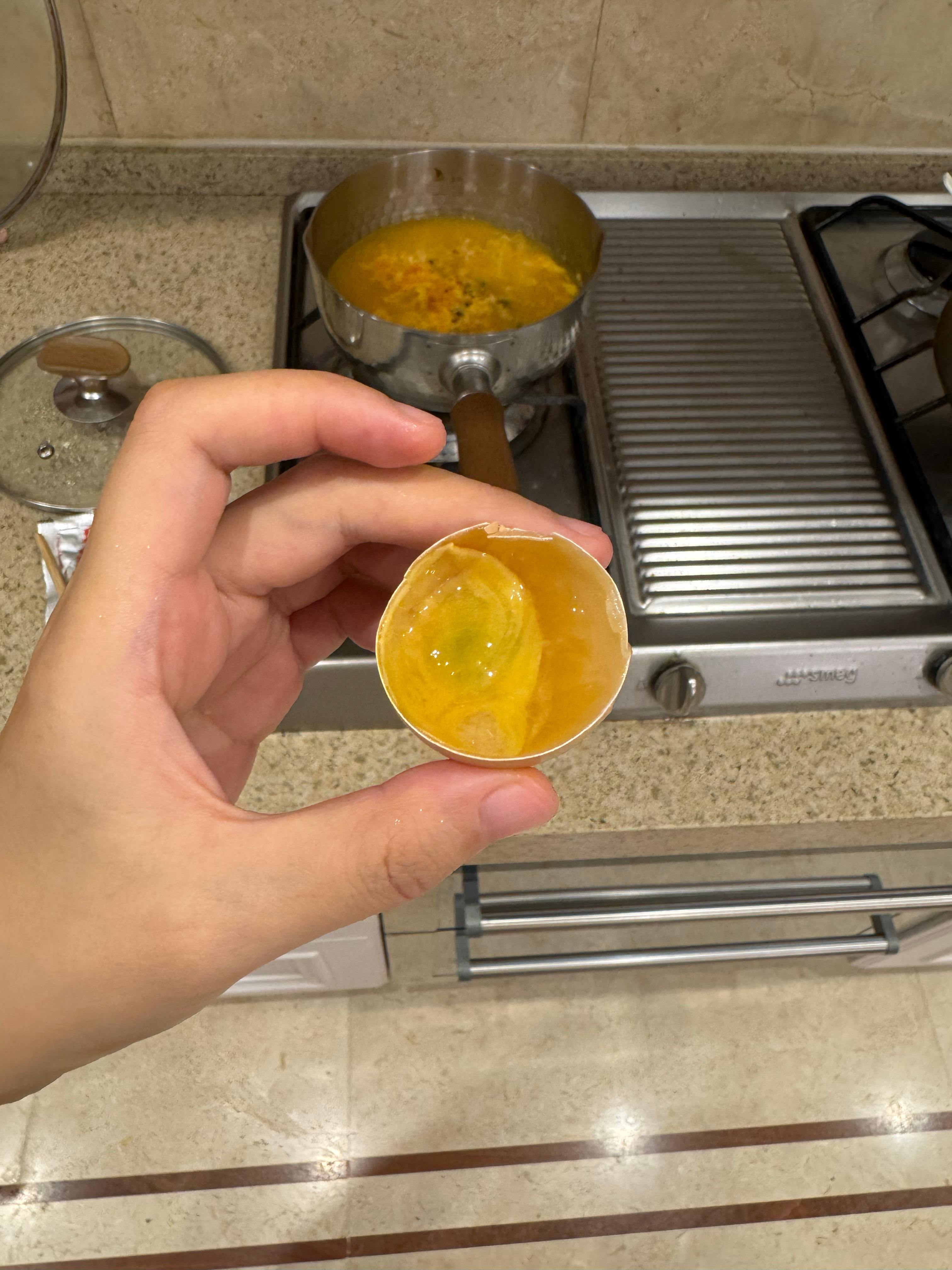 上海有多热呢？吃个泡面想加个蛋，结果蛋放在外面已经热成胚胎了……上海高温电车小5