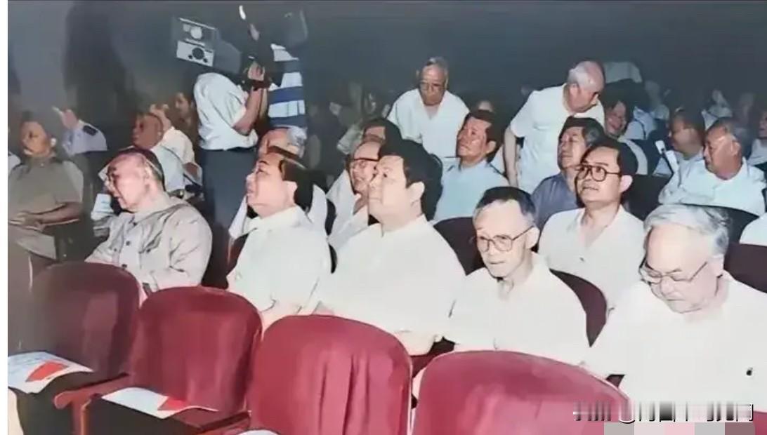 这张1993年拍摄于南京的多位领导留影。记录了四位地方领导同场出席活动的瞬间。时