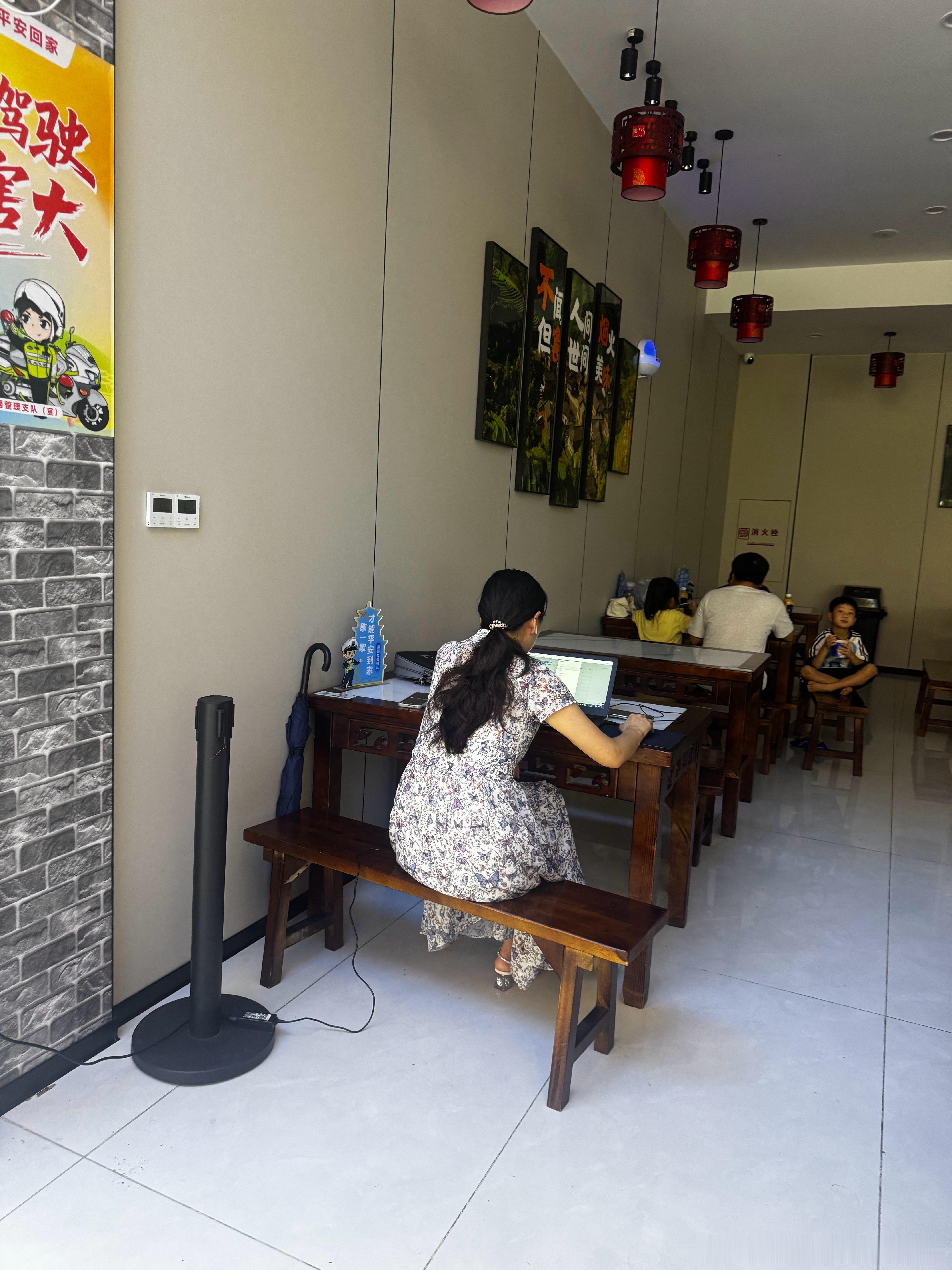 一位中山大学（简易会议包上印有学校名称）女老师在杨村服务区电脑办公1个多小时，我