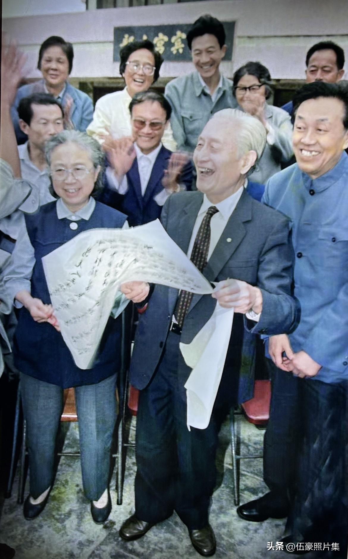 1990年9月29日，在太湖县龙山宫宾馆（县委招待所）的欢迎会上，83岁的赵朴初