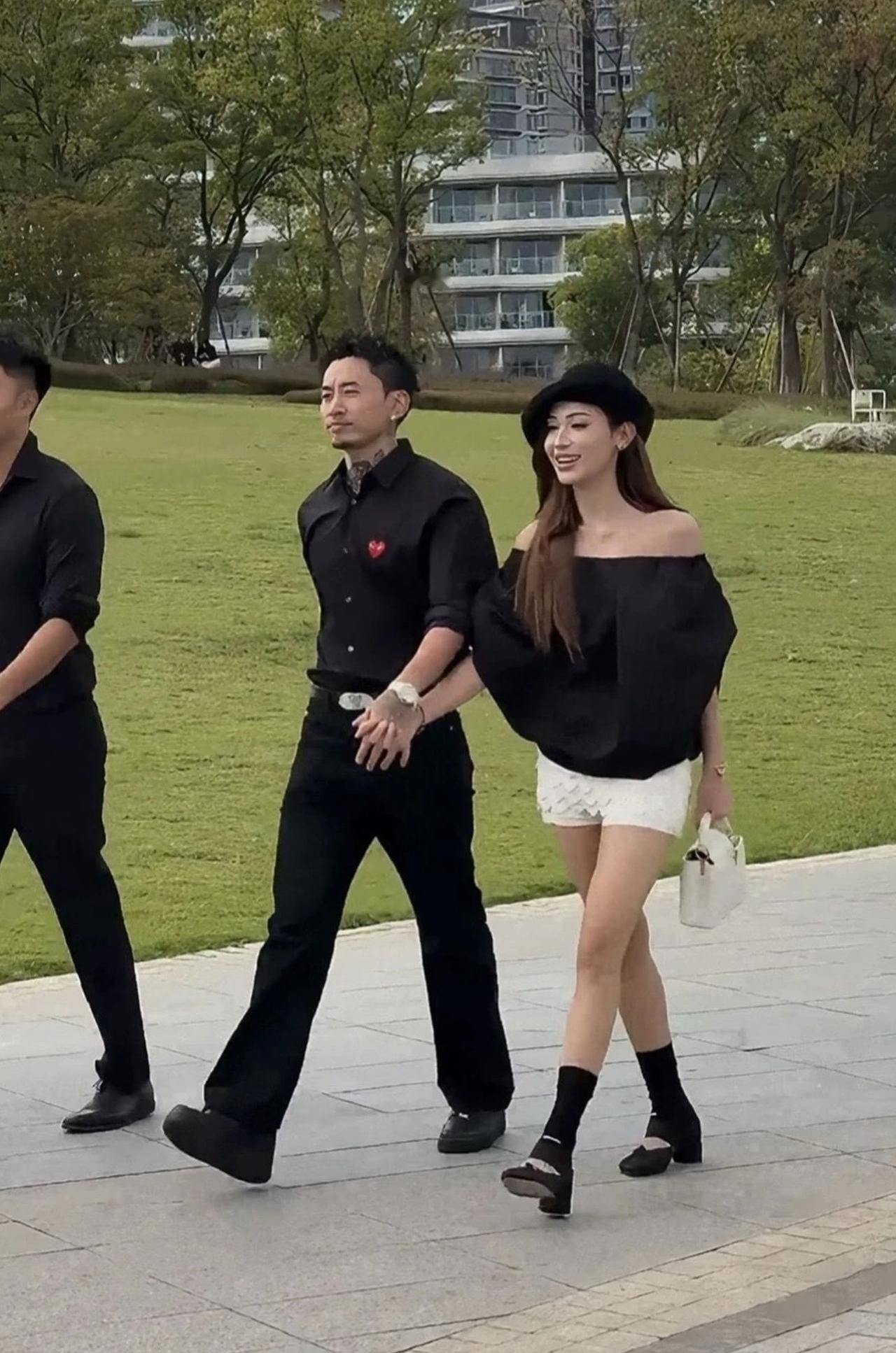 近日，说唱歌手马思唯携女友小米参加朋友婚礼，两人十指紧扣，很是恩爱的样子。

小