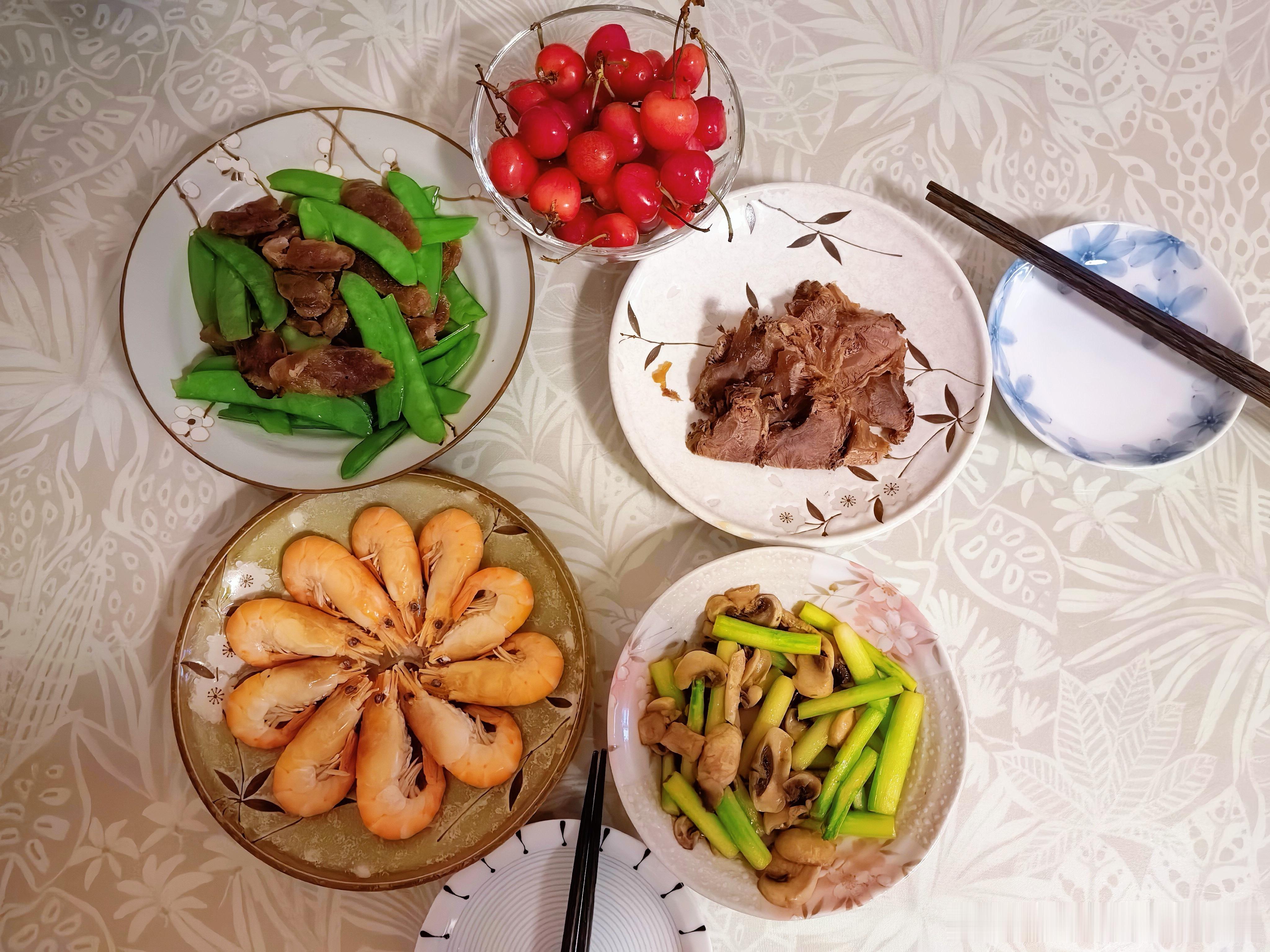 忙碌的周末睡到12点起床，简单吃个午饭后开启钟点工模式，洗衣刷鞋打扫卫生，一直忙