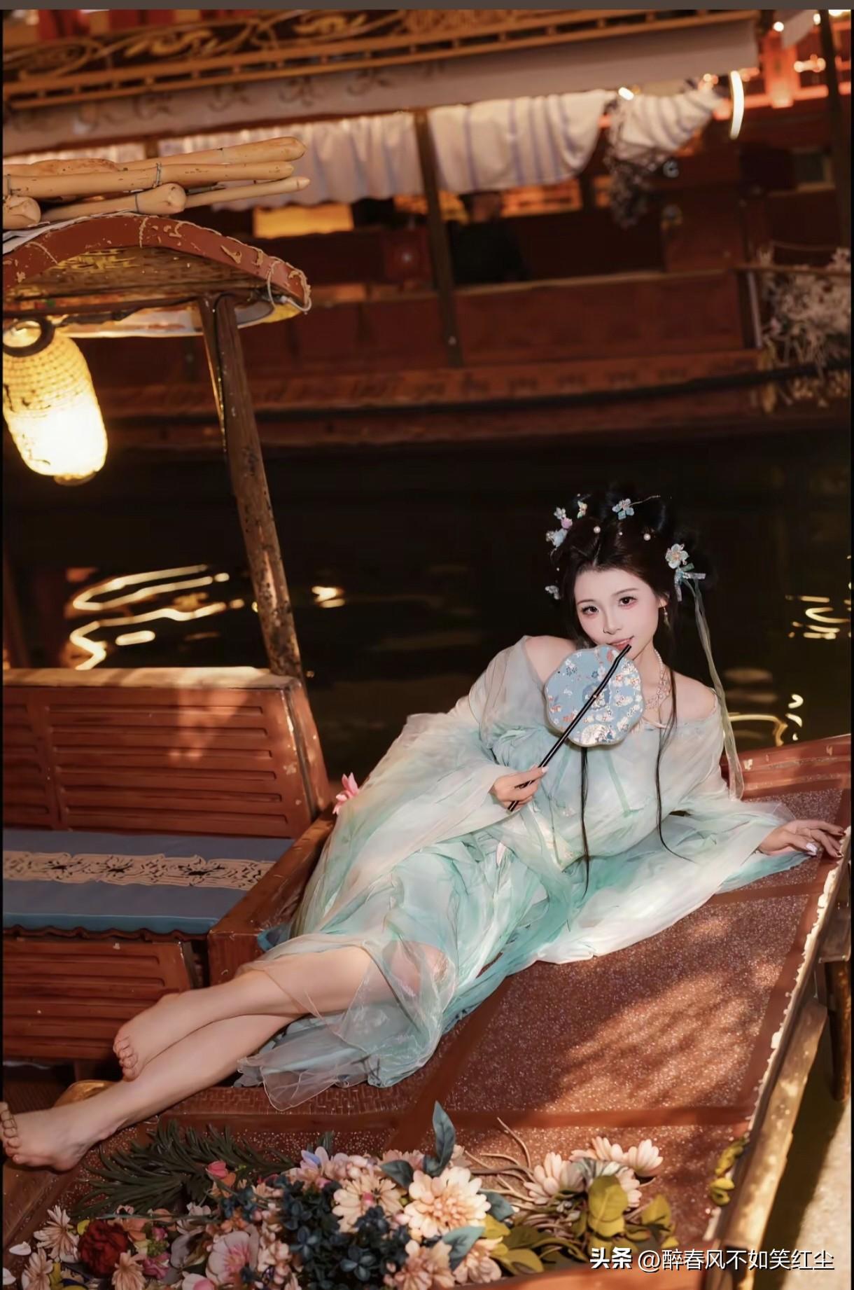 轻舟摇曳水中央，美人倚栏笑语长。绿水泛渔舟 春风吹绿岸边柳 泛舟湖边 湖边美人景