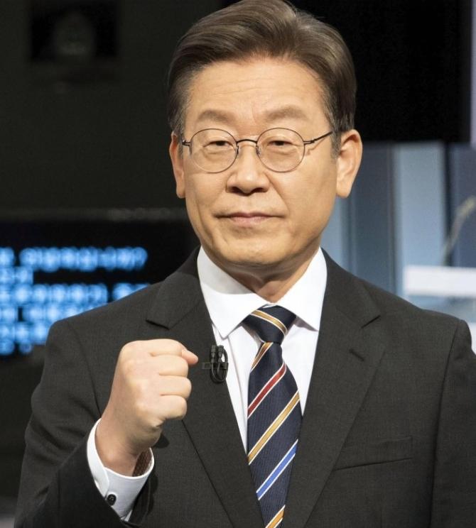 这事儿看得人真是一头雾水。

1月10号传来的消息，韩国总统李在明突然下令，要死