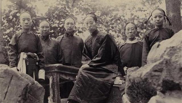 1908年11月，紫禁城的天空灰蒙蒙的，压着人喘不过气来。 
 
一个两岁多的孩