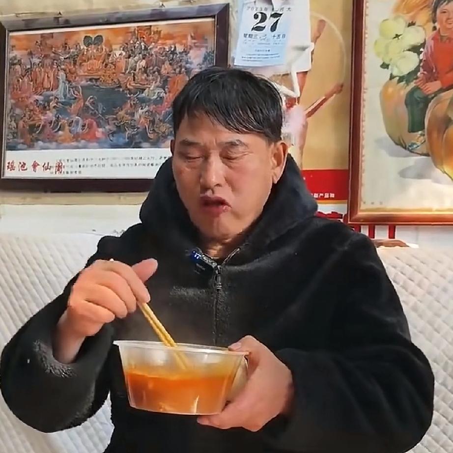 大衣哥朱之文吃饭也太香了，有许多网友说他吃相太差，是个大吃货。可是我觉得他很真实