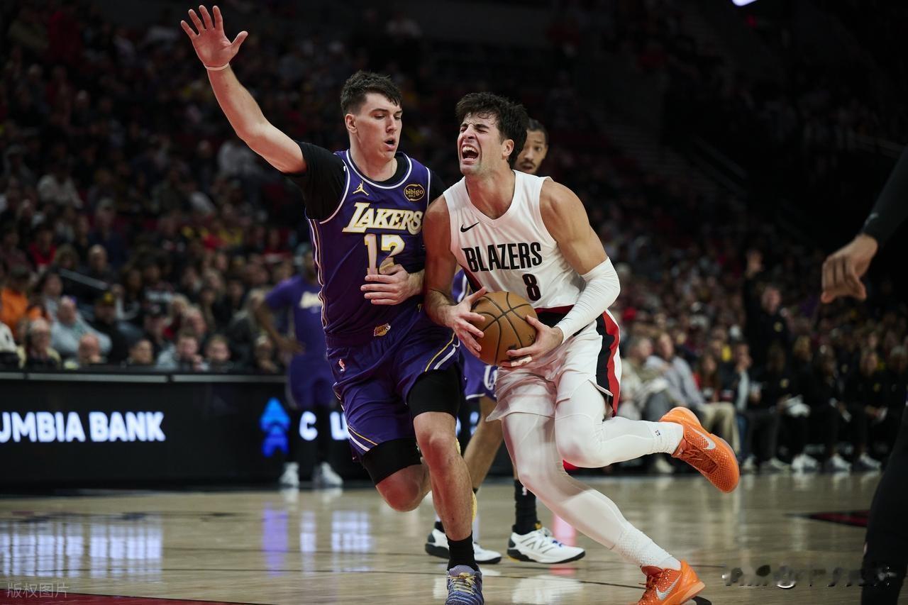 杨瀚森再坐穿板凳，罗威暴扣抢戏，布朗尼19分钟成焦点。

今天是11月4号，湖人