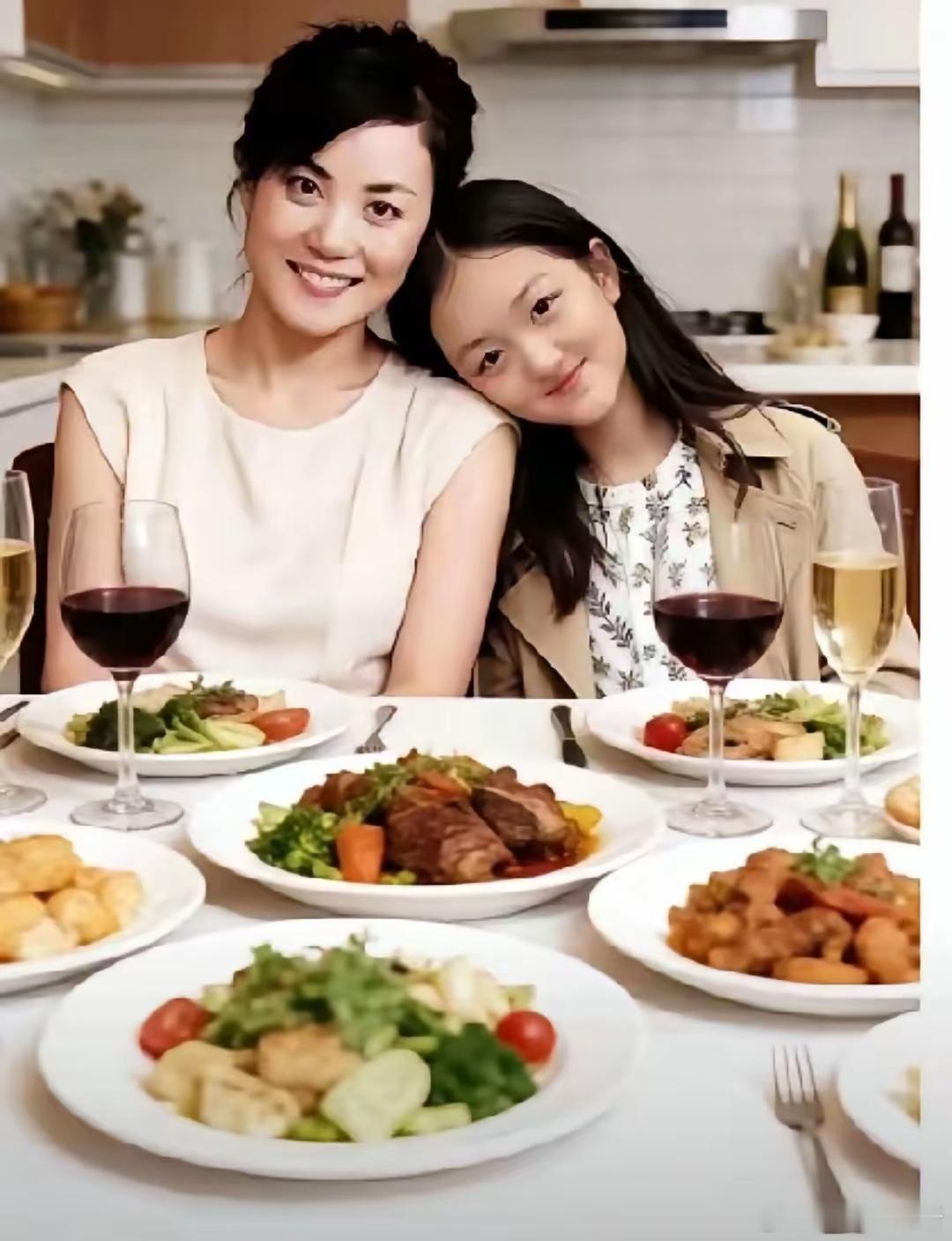 李亚鹏大女儿李嫣的妈妈是歌坛天后王菲。二女儿的妈妈是模特海哈金喜，李亚鹏遇到两个