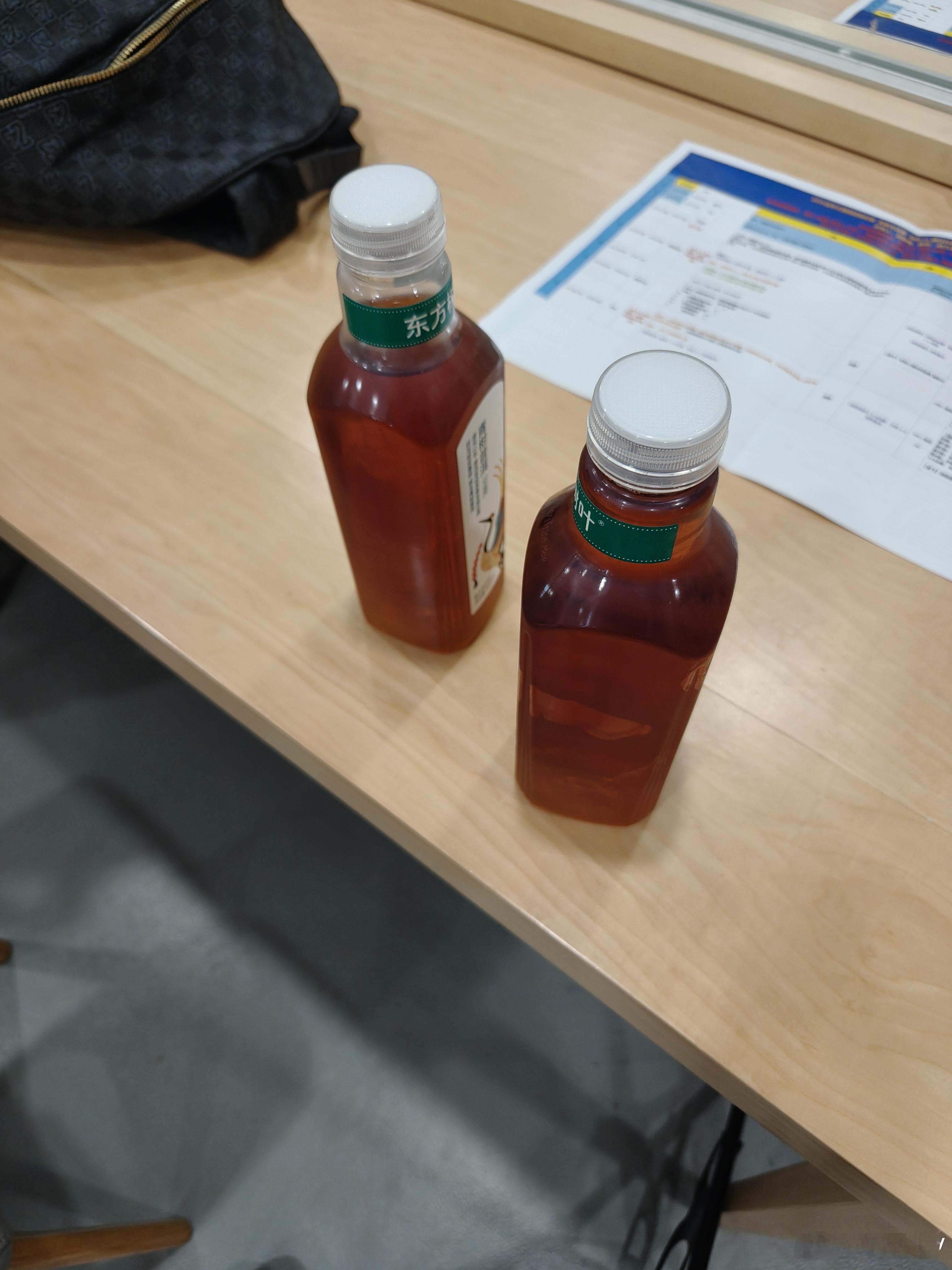 今天罗森补货了，我跟钟鸣一人一大瓶青柑普洱，也不知够不够。辛纳vs兹维列夫