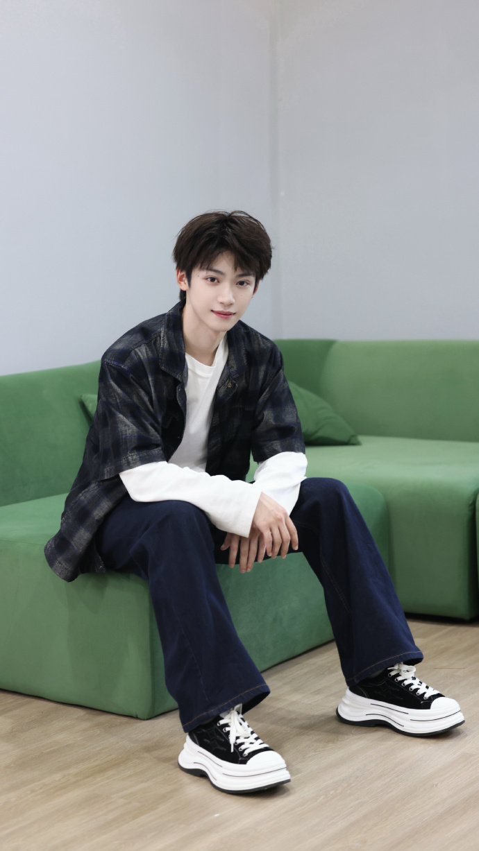 梓渝的蓝调时刻 梓渝蓝调时刻格纹衬衫随拍 梓渝的蓝调时刻来啦，不允许还有人没看到