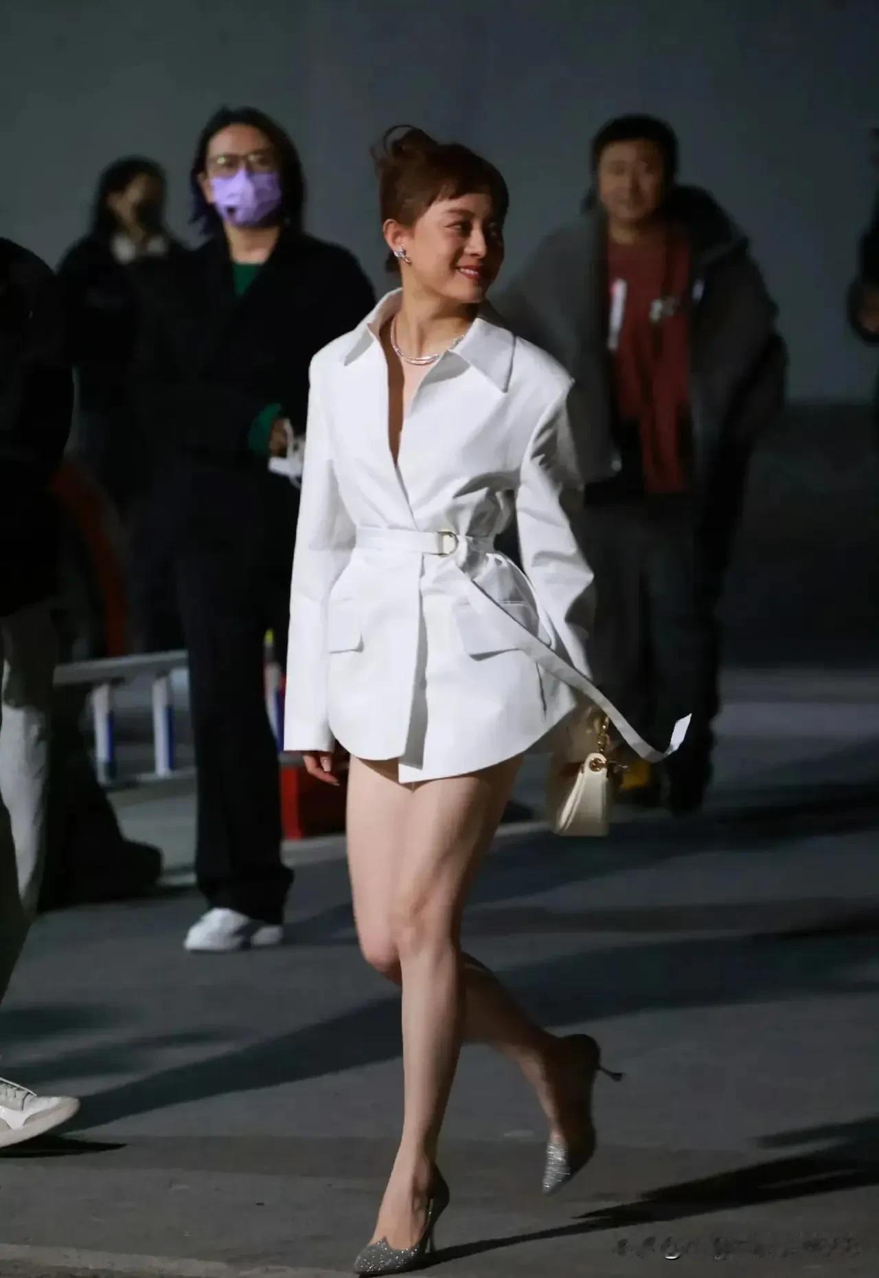 孙俪这是得罪了摄影师吗？
其实这套衣服挺适合她的，生图好看又有气质，怎么镁光灯下