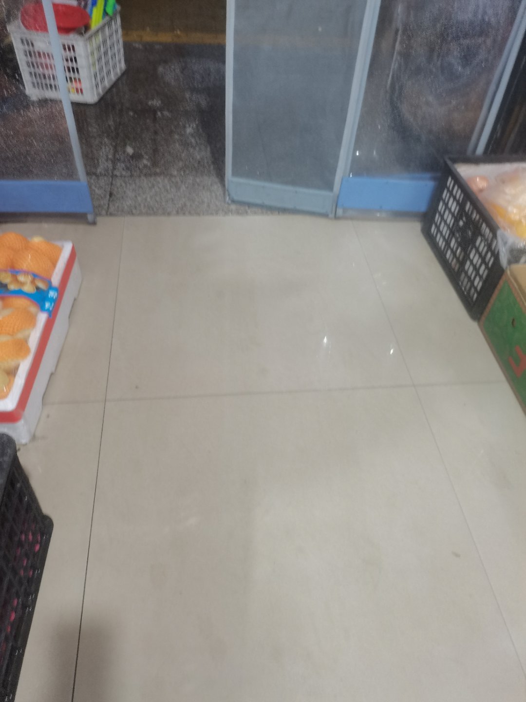 大雨冲屋里了，我擦 