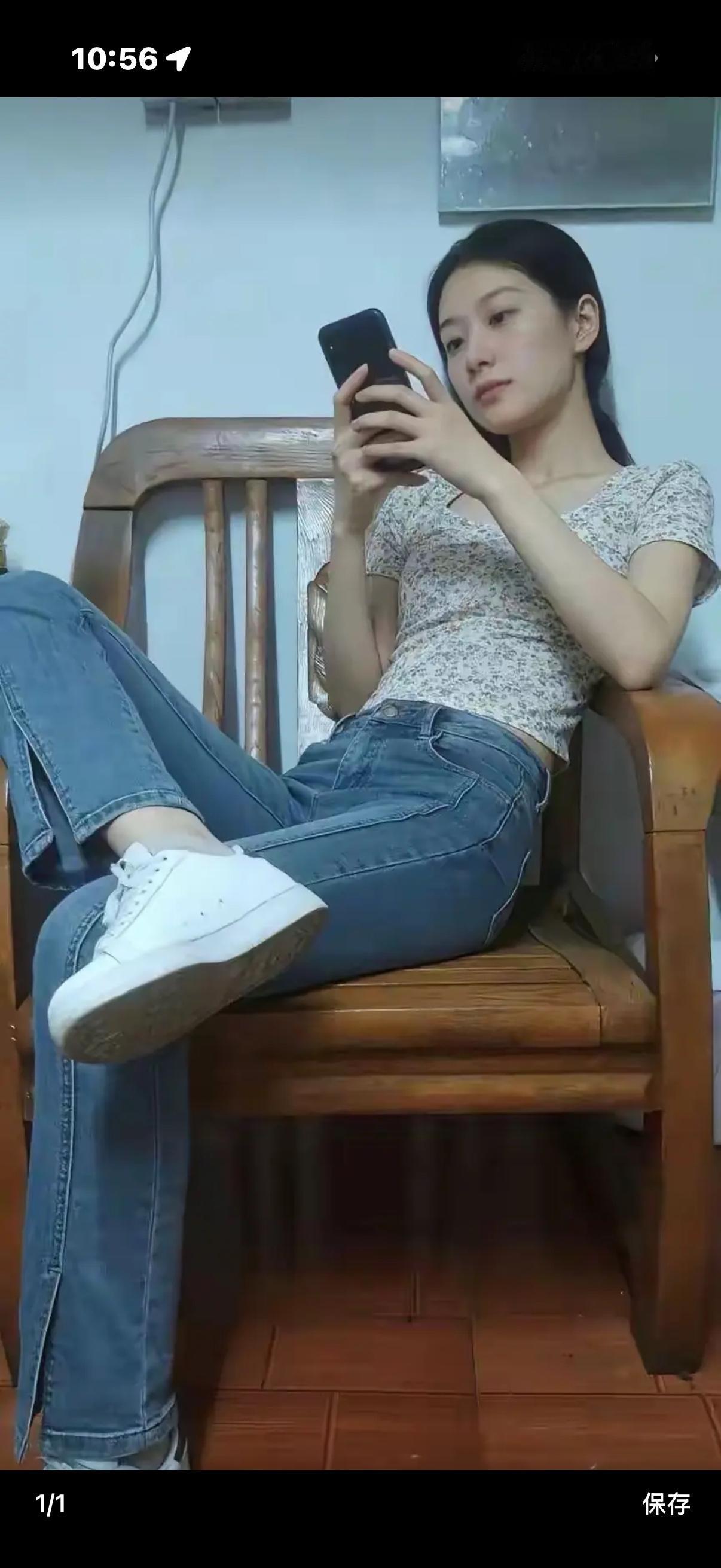 看上了一眼，就被她迷住了，
回到家，躺在床上，一闭上眼睛，就全是她
可我深深的明
