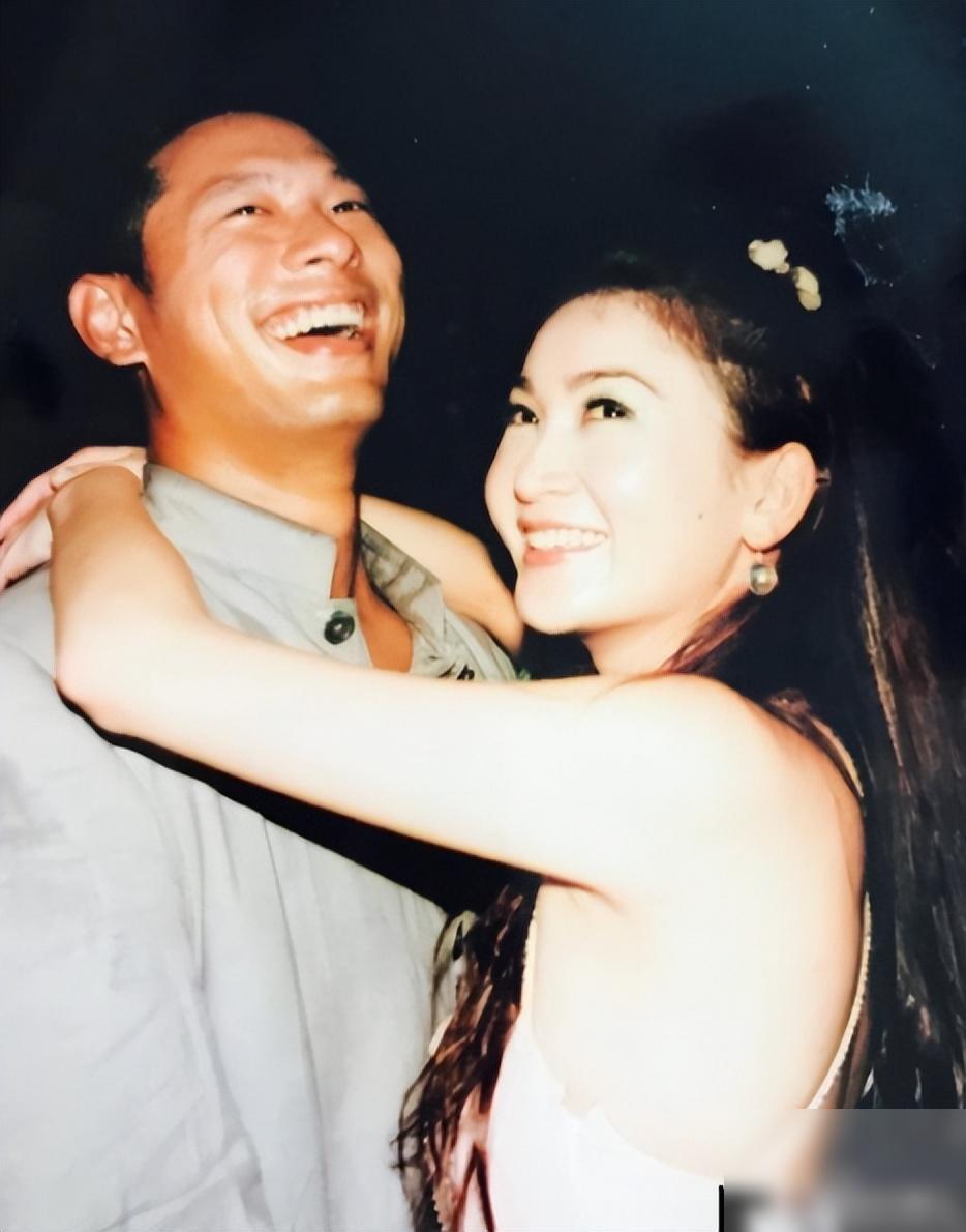 [微风]2006年，温碧霞因为查出来不能生孩子，哭着跟丈夫何祖光提离婚，这个说法