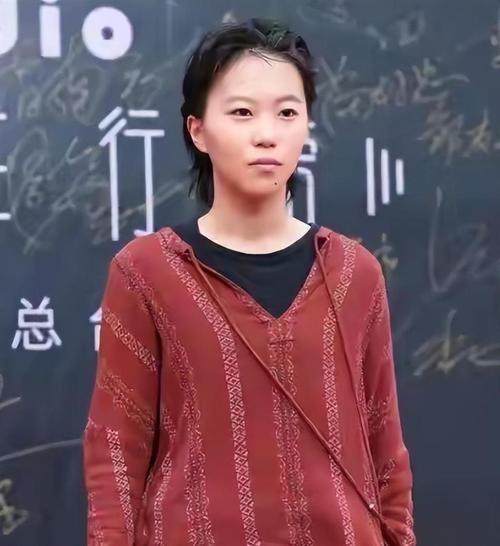 窦靖童 小时候笑得很灿烂，王菲好宠她。窦靖童的母亲王菲当年也被家人疼爱，只是王菲