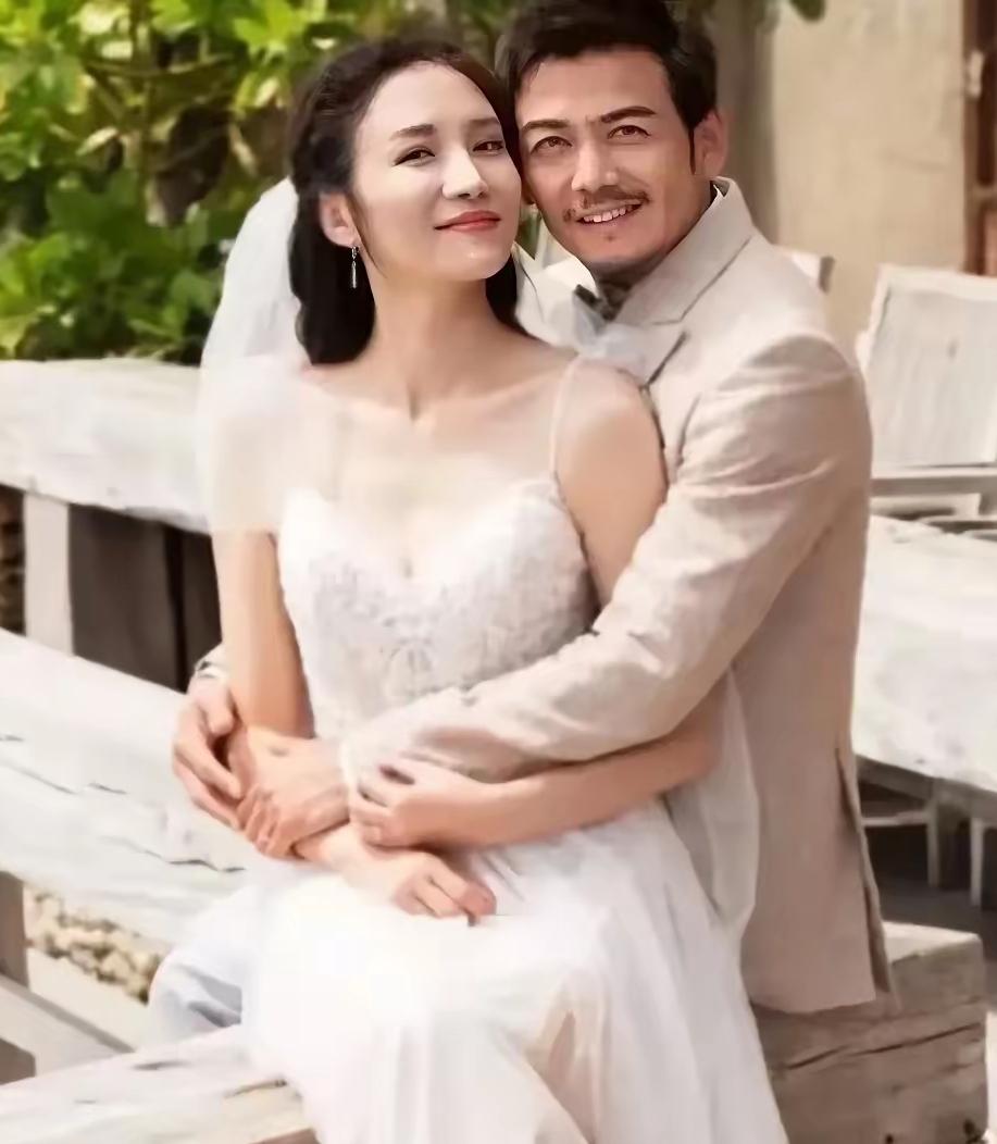 谁能不羡慕这对圈内夫妻！40岁的王黎雯皮肤白皙，体态丰腴温婉，被丈夫杨烁紧紧抱住