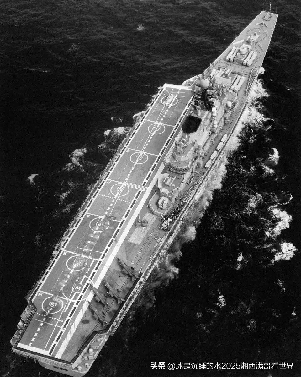 转发分享两张拍摄于1985年1月24日的苏联海军太平洋舰队旗舰“明斯克”号重型载
