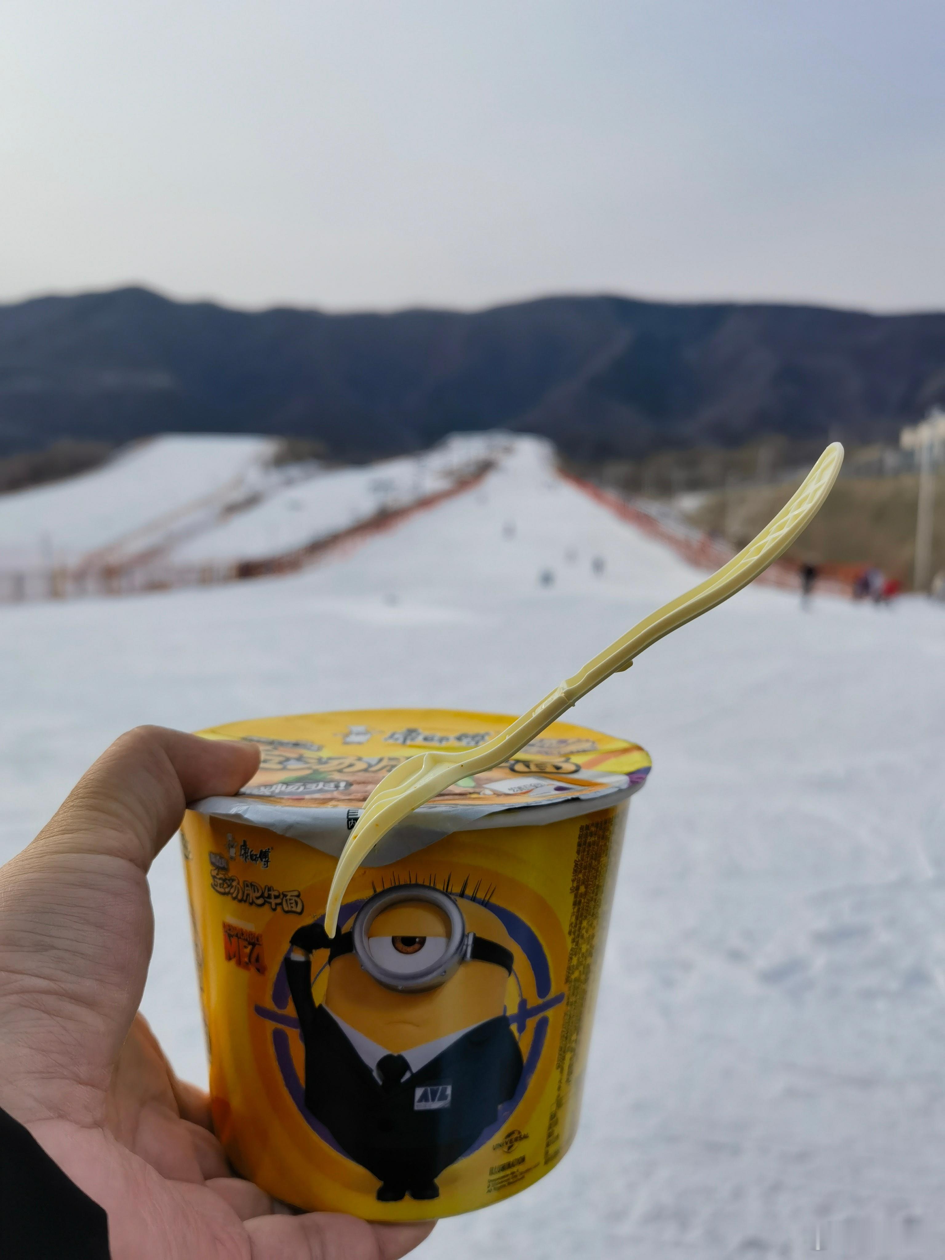 吸取去年教训，自己带着泡面来雪场。 