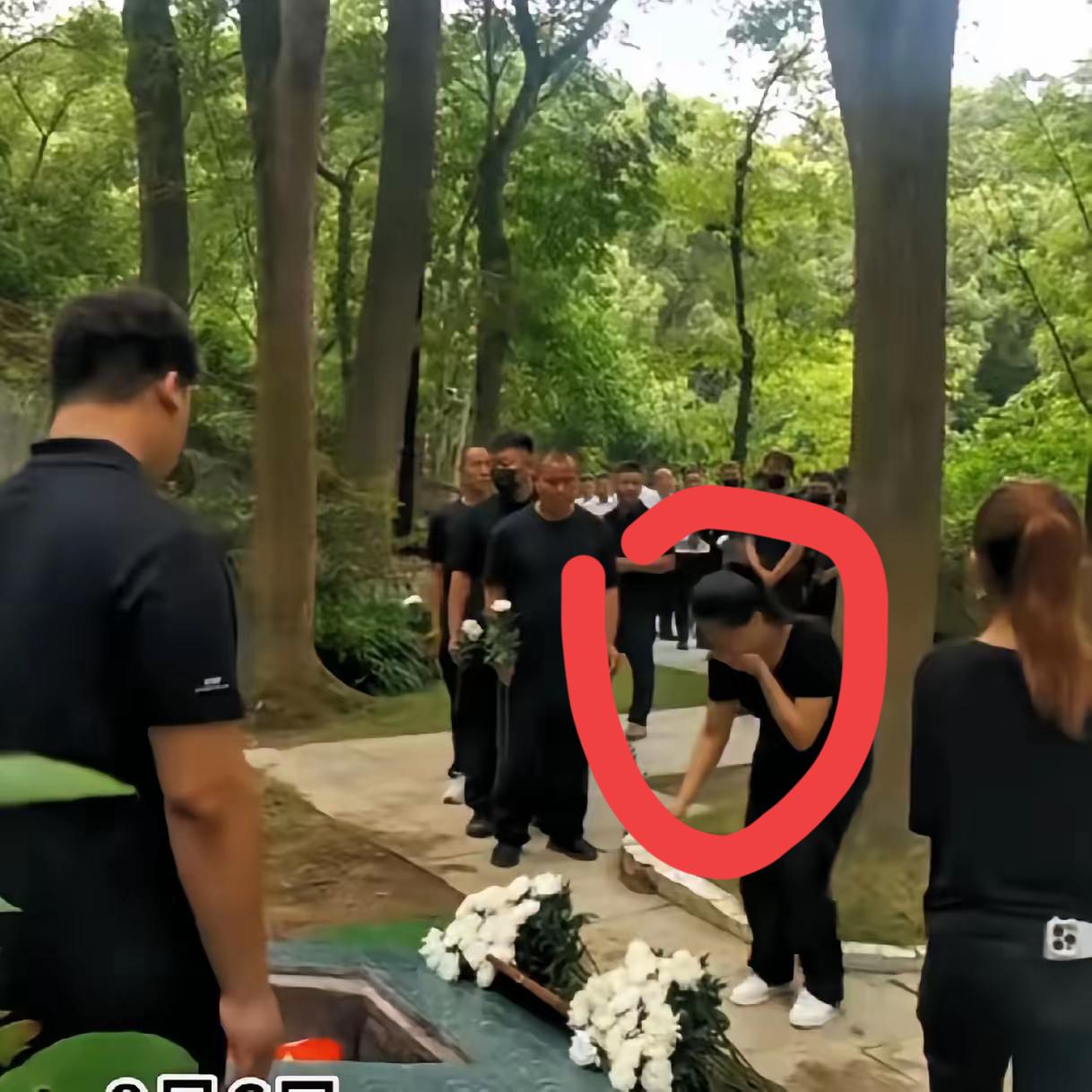 龚宝冬的姐姐哭成了泪人，一直在克制自己，最后献花的时候还是没忍住。

今天龚宝冬