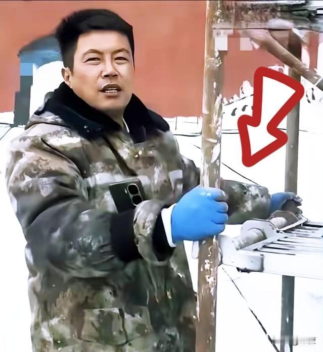 直到吴承言收拾行囊说要走，
村里的老少爷们才后知后觉慌了手脚，这个凭着一支画笔把