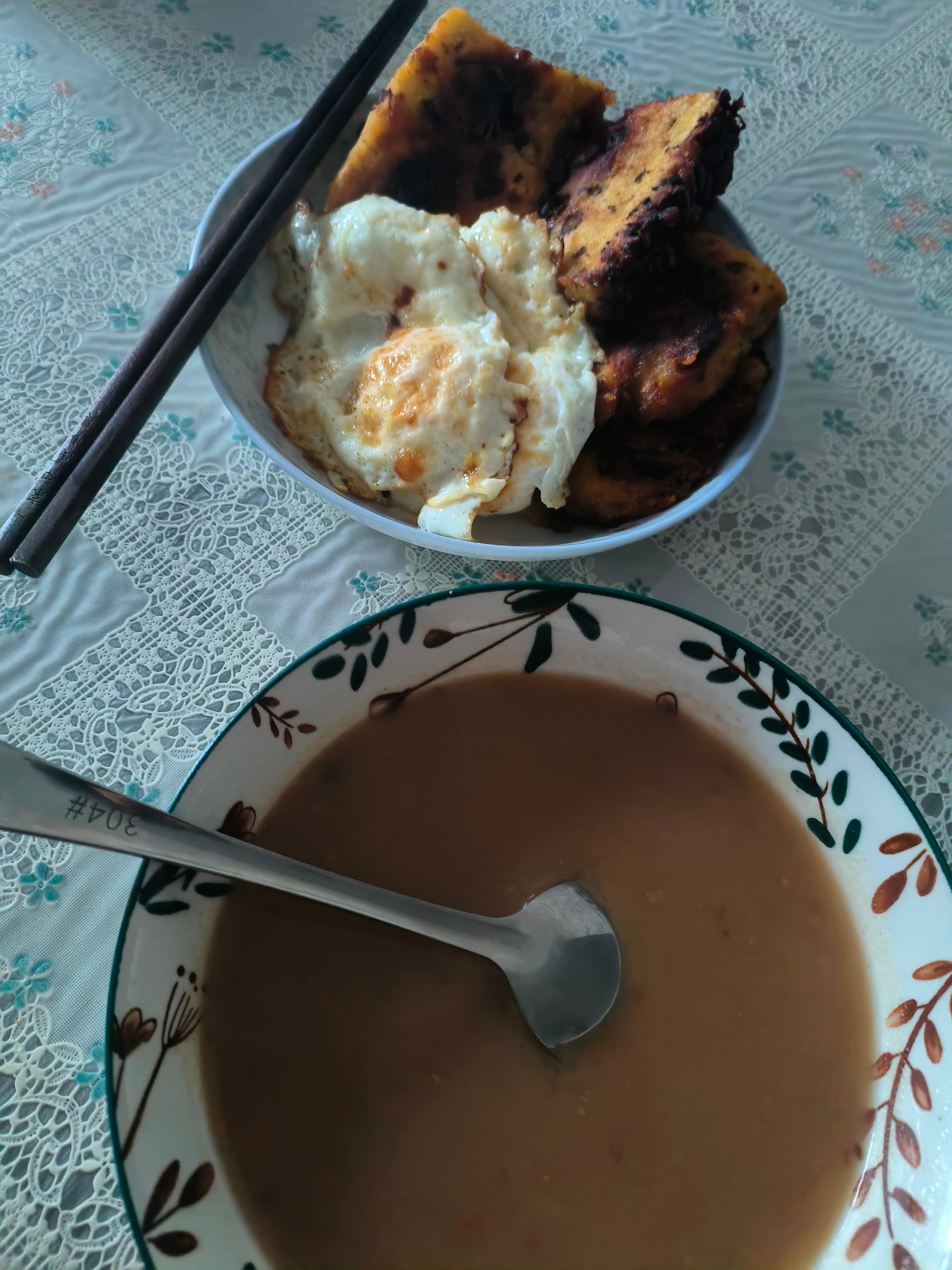 一个人的早餐，茶面粥粥加煎蛋和年糕，好吃好吃。 