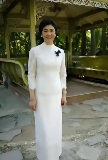 她真的很美！不妖艳！不张扬！五官精致，身材匀称，高贵端庄，优雅大方，的确美的让人