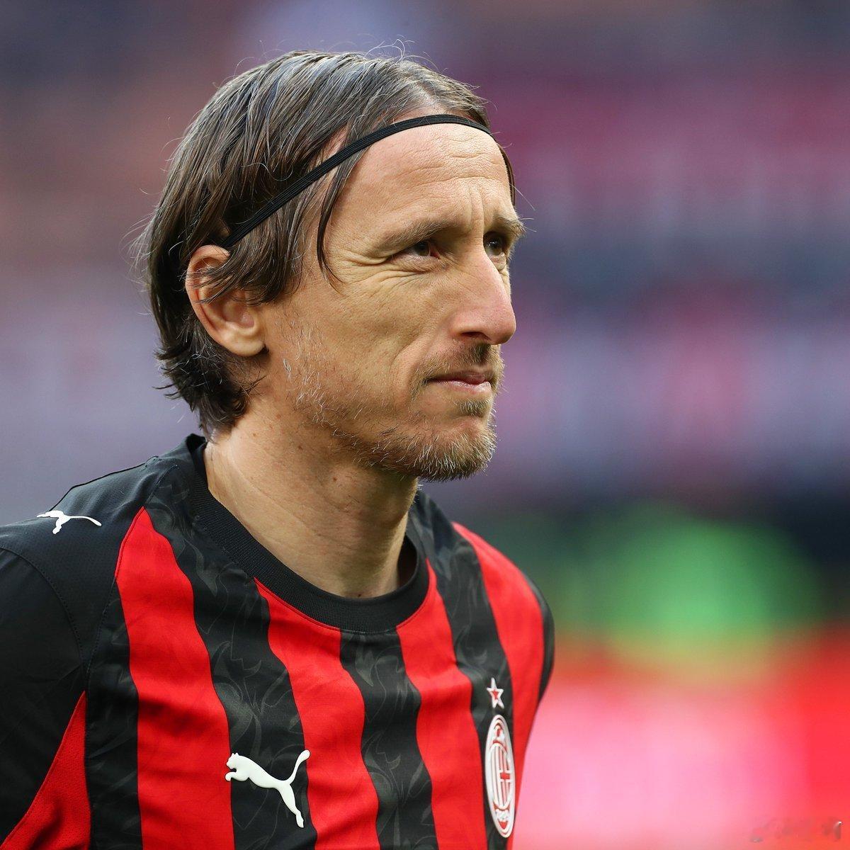 AC米兰对阵维罗纳第53分钟，莫德里奇射门造成对方门将脱手，恩昆库门前补射破门 