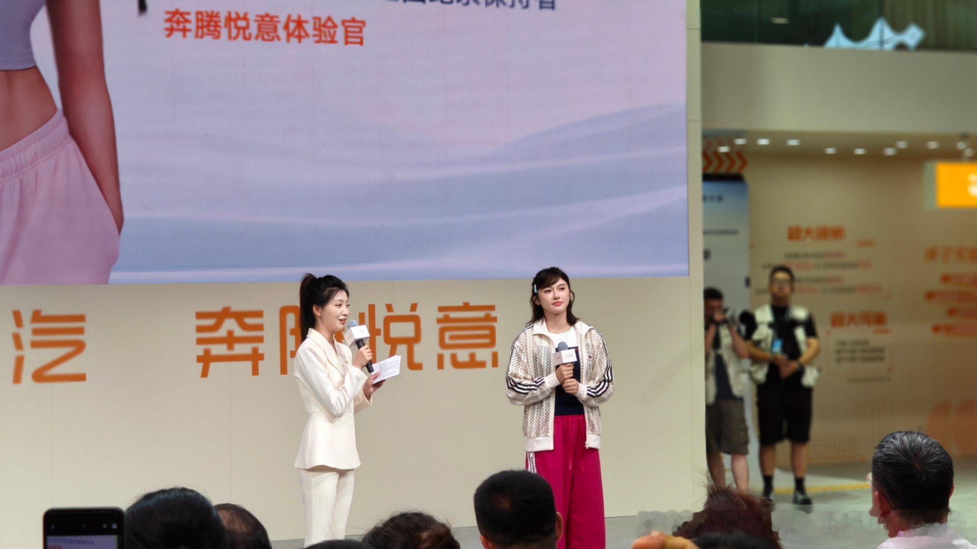 吴艳妮 来长春给站台，这个小妮子现场看太可爱了，说话落落大方，也不知道黑她的人咋